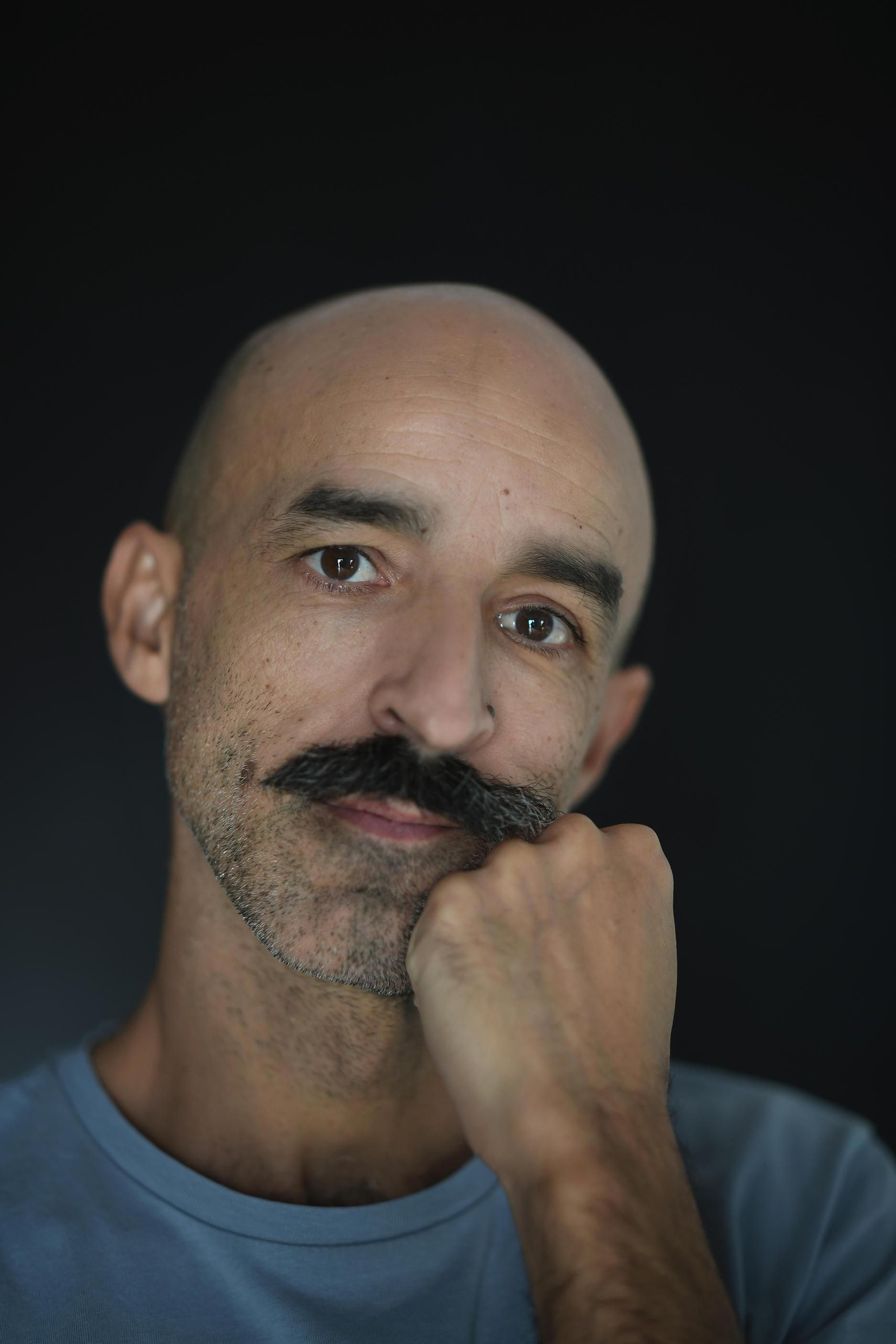 Otra imagen del autor pacense afincado en Sevilla.