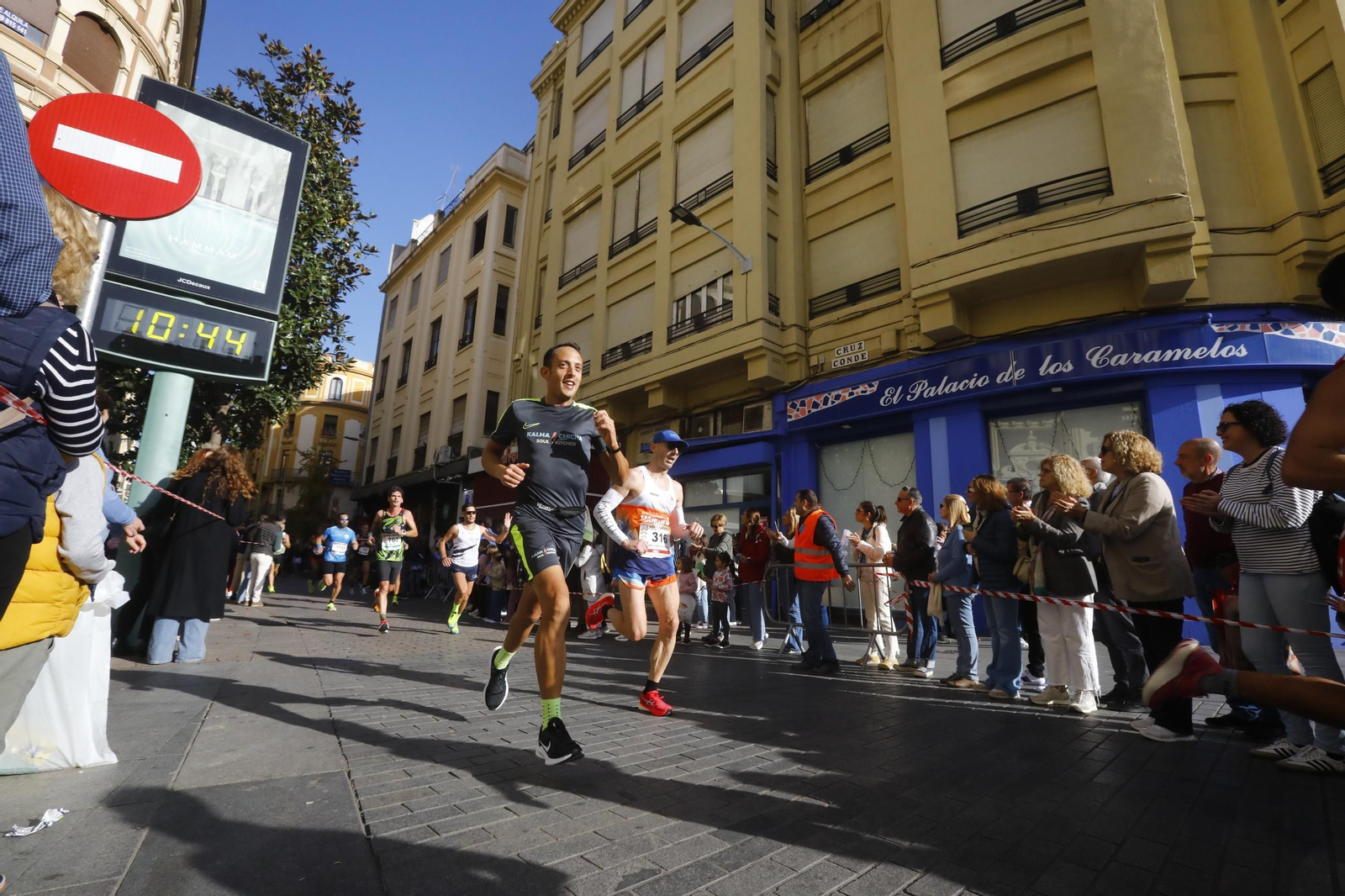 La gloria de cruzar la Puerta del Puente: las fotos de la línea de meta de la Media Maratón de Córdoba 2024