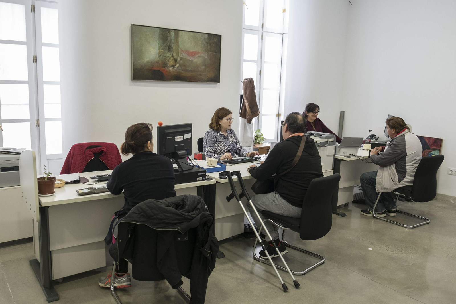 Funcionarios del Ayuntamiento isleño atendiendo a ciudadanos .