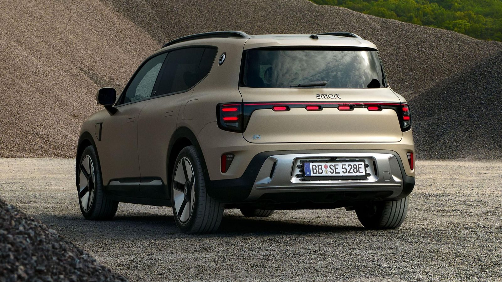Otros SUV eléctricos de dimensiones semejantes al Smart #5 son los Ioniq 5, Audi Q6 e-tron, Ford Mustang Mach-E, Tesla Model Y, BMW iX3, Peugeot E-5008, Toyoya bZ4X o Skoda Enyaq. También el Mercedes-Benz EQB, que es un par de centímetros más corto que el Smart.