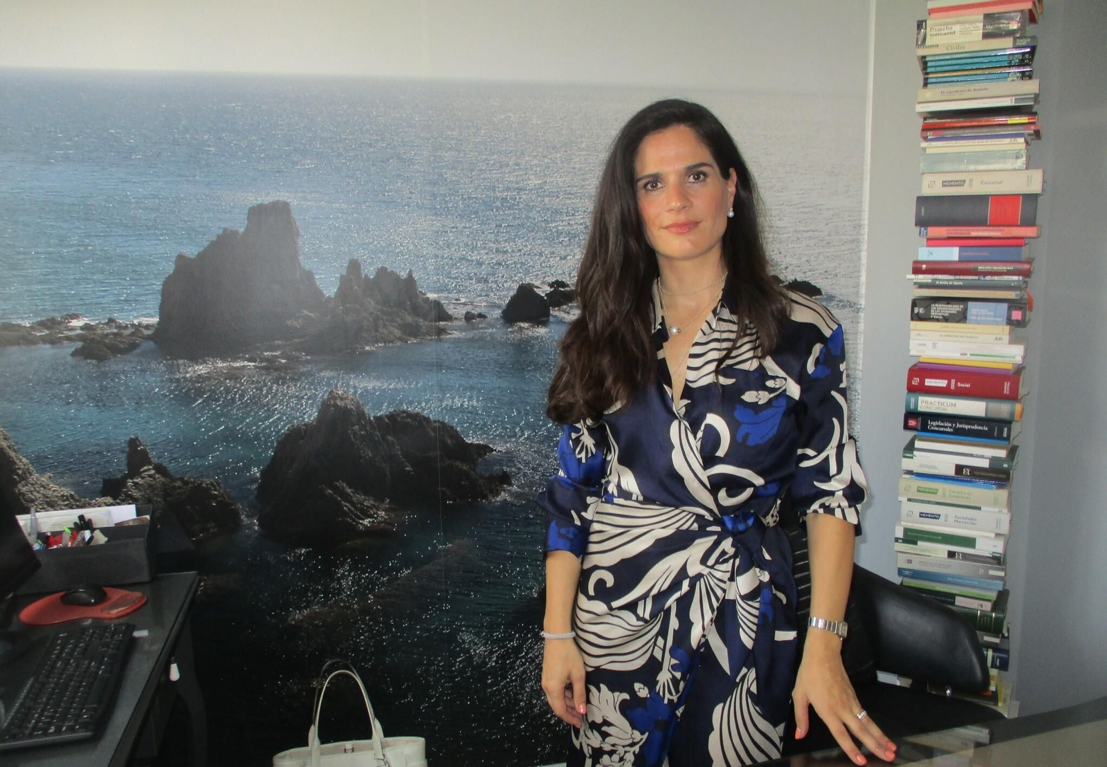 Rosa Mª Fernández en su despacho presidido por una refrescante y relajante imagen del Arrecife de las Sirenas de Cabo de Gata. Rosa Mª Fernández en su despacho presidido por una refrescante y relajante imagen del Arrecife de las Sirenas de Cabo de Gata.