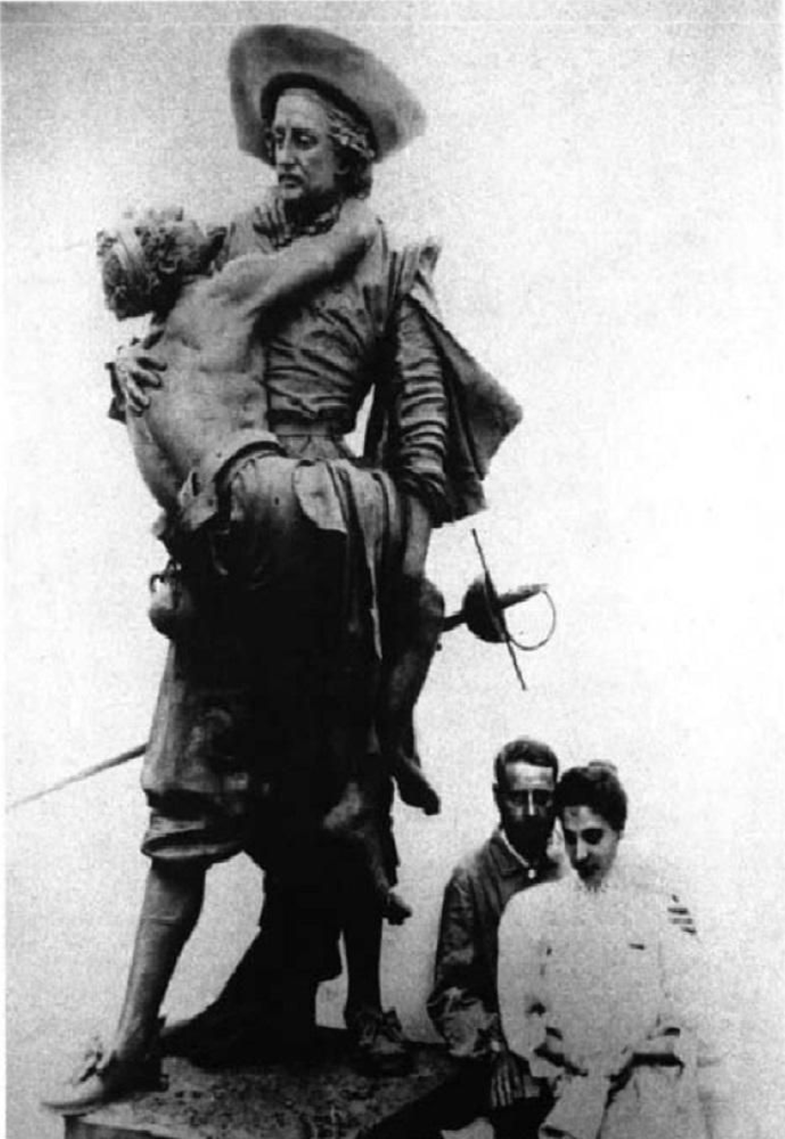 Susillo y su segunda mujer, María Luisa Huelin, con el monumento a D. Miguel de Mañara. Imagen extraída del artículo ‘Nuevas aportaciones sobre la vida y obra de Antonio Susillo’, del profesor Juan El Cristo de las Mieles. Miguel González Gómez.