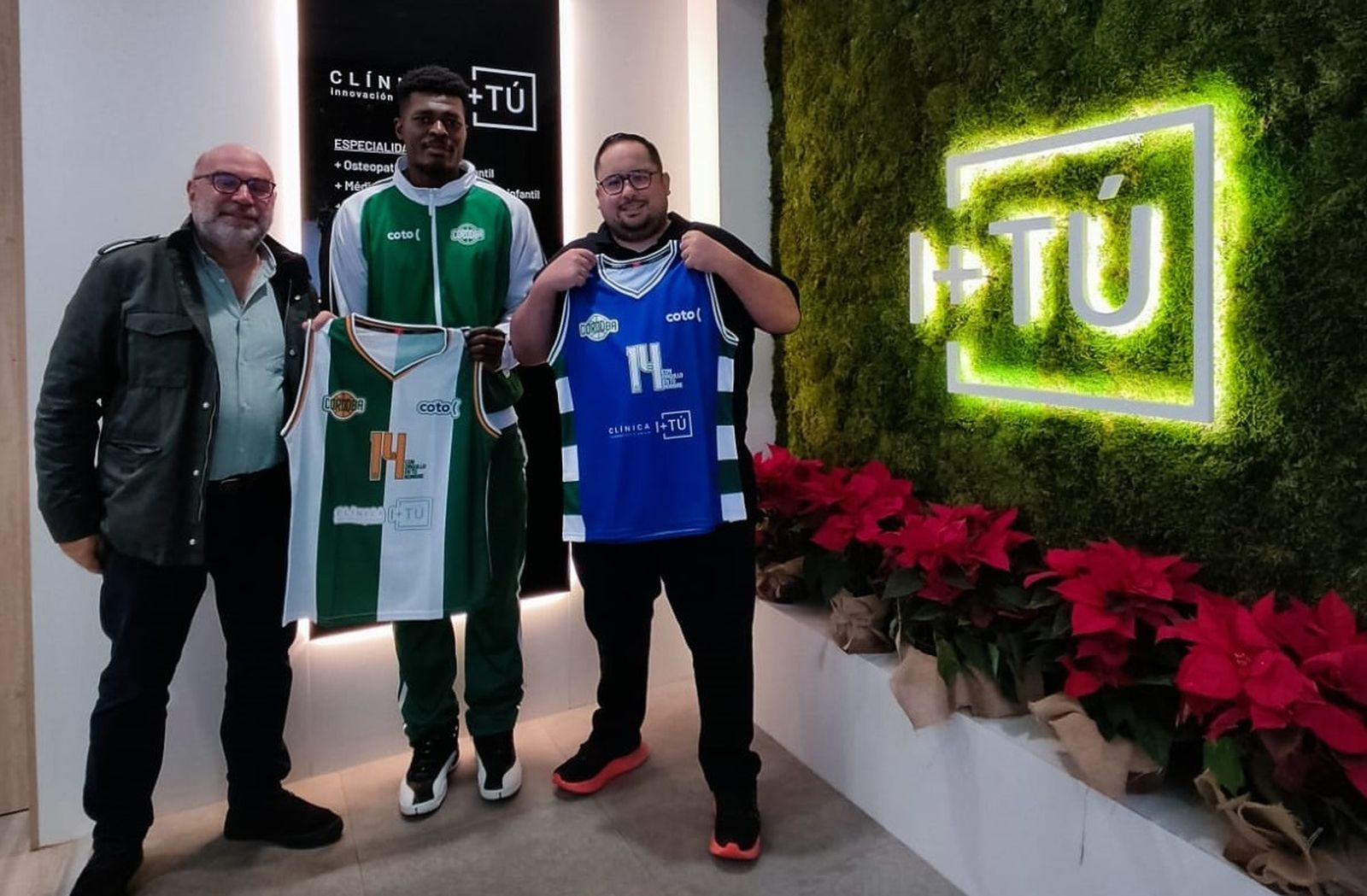 Maxwell Amoafo posa con la elástica blanquiverde durante su presentación.