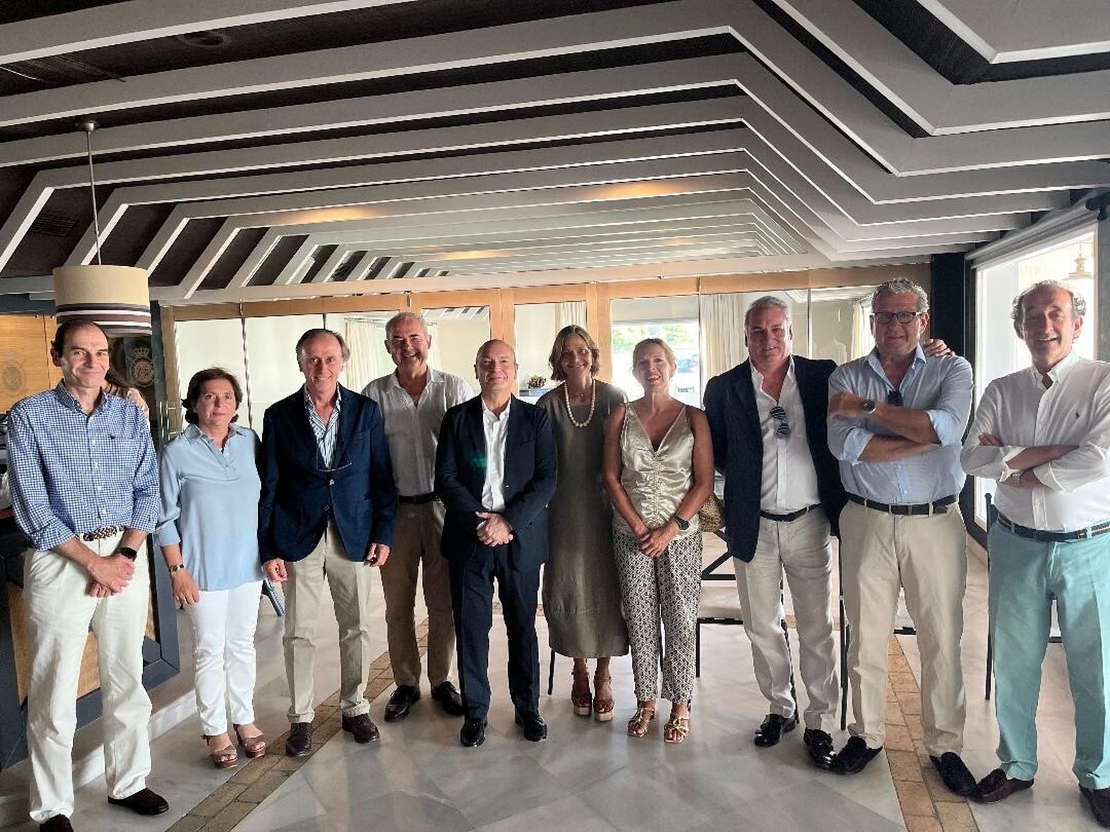 Pedro Rodríguez Vilches, Celia Ollero, Jaime Tovar, José Manuel Domecq, el conferenciante Santiago Íñiguez de Onzoño, María Caballo, Inés Íñiguez de Onzoño, Ramón Zamorano, Rafael Gil Casares y Álvaro Taboada de Zúñiga.