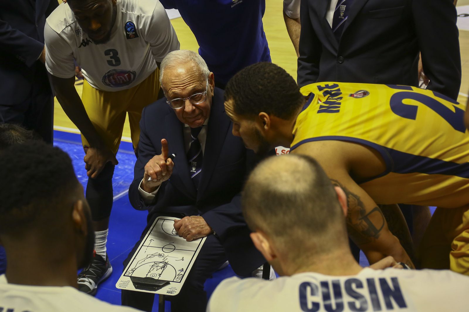 Larry Brown, en el banquillo del Carpena.