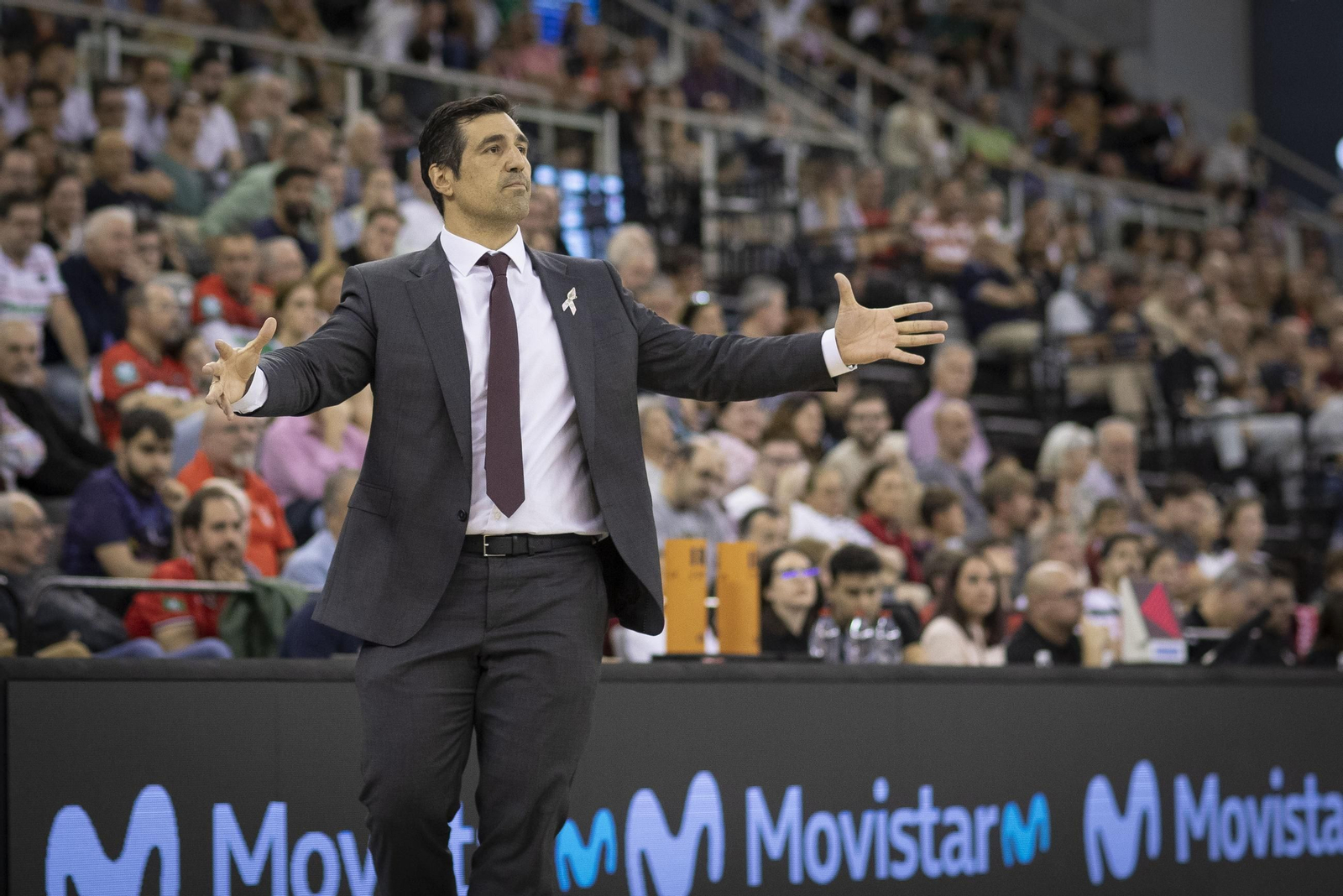 Pablo Pin da instrucciones a sus jugadores en el partido ante el Tenerife.