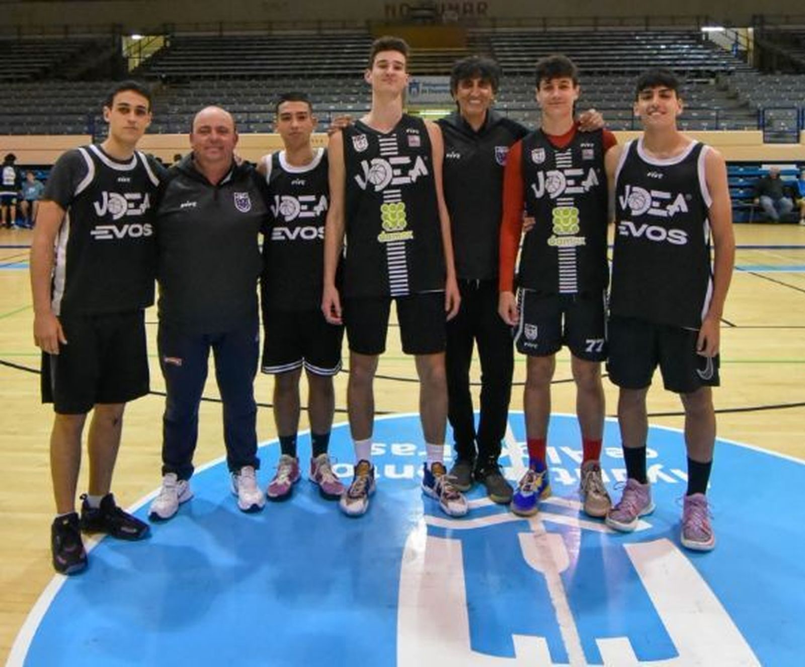 Los cinco juniors con Javi Malla y José Ángel Berlanfa