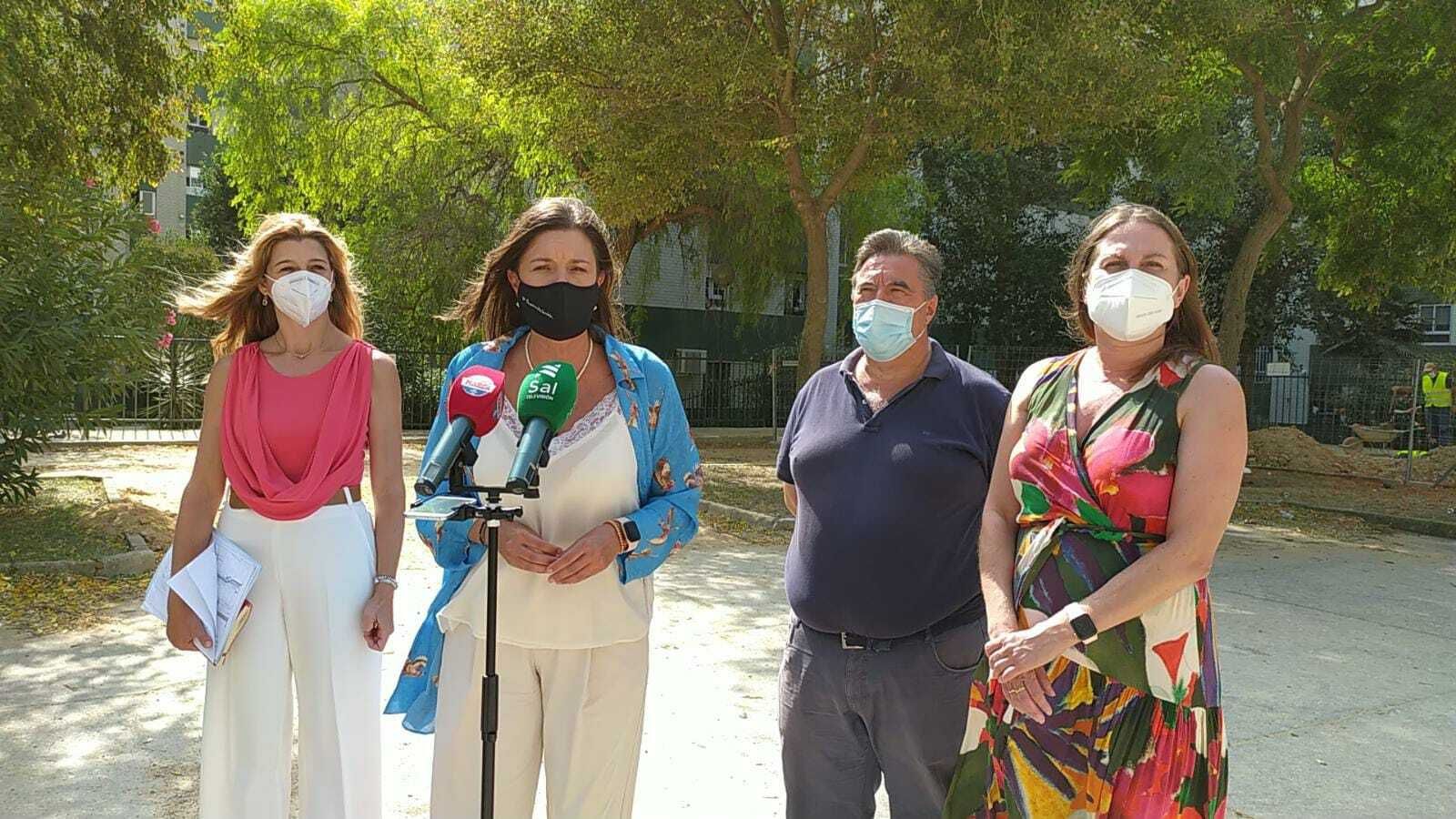 Patricia Cavada junto a Claudia Márquez, Javier Navarro y Regla Moreno, durante su visita a las obras de la plaza Salvatierra.