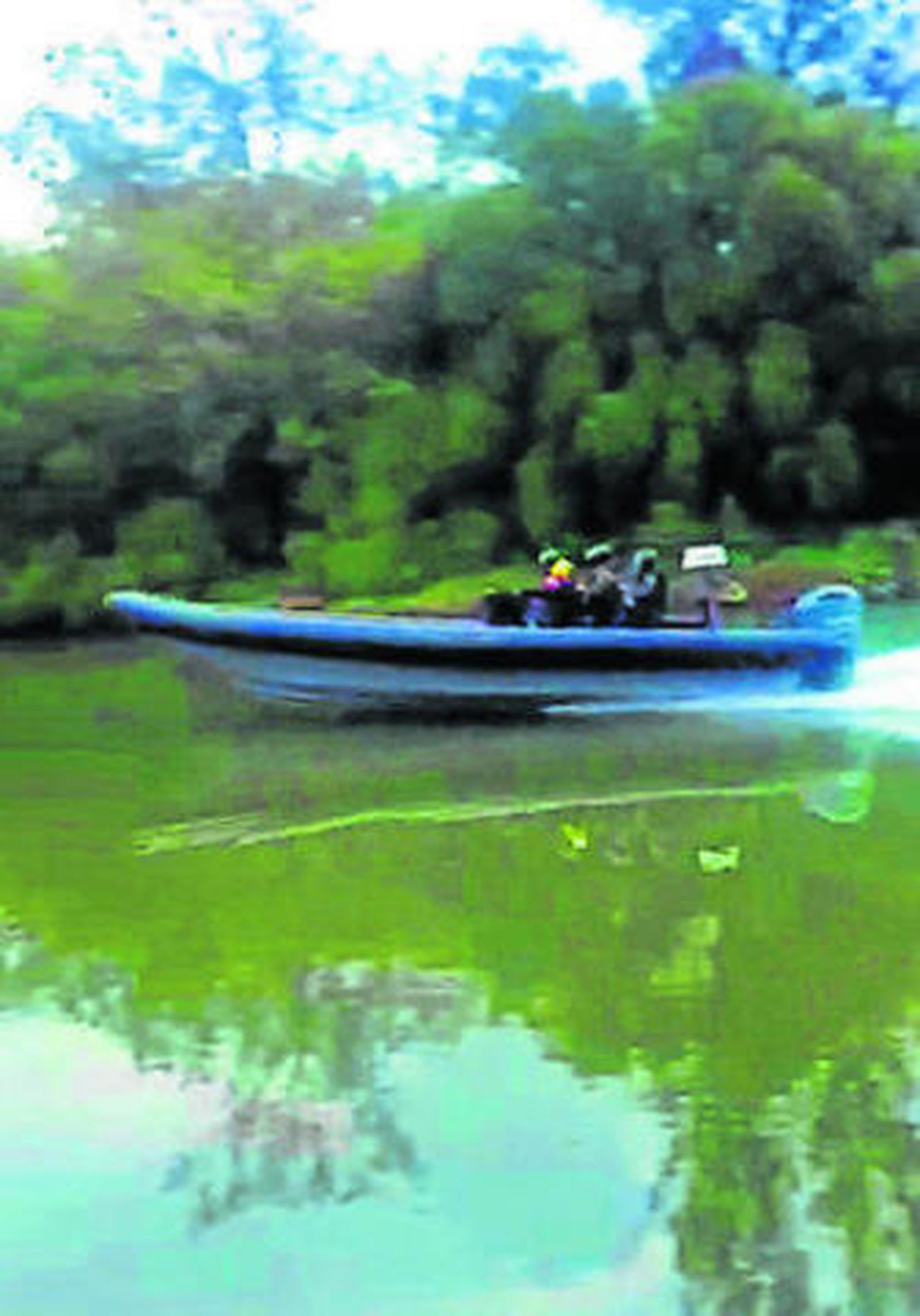 Una lancha de gran potencia entrando por el río Guadarranque.