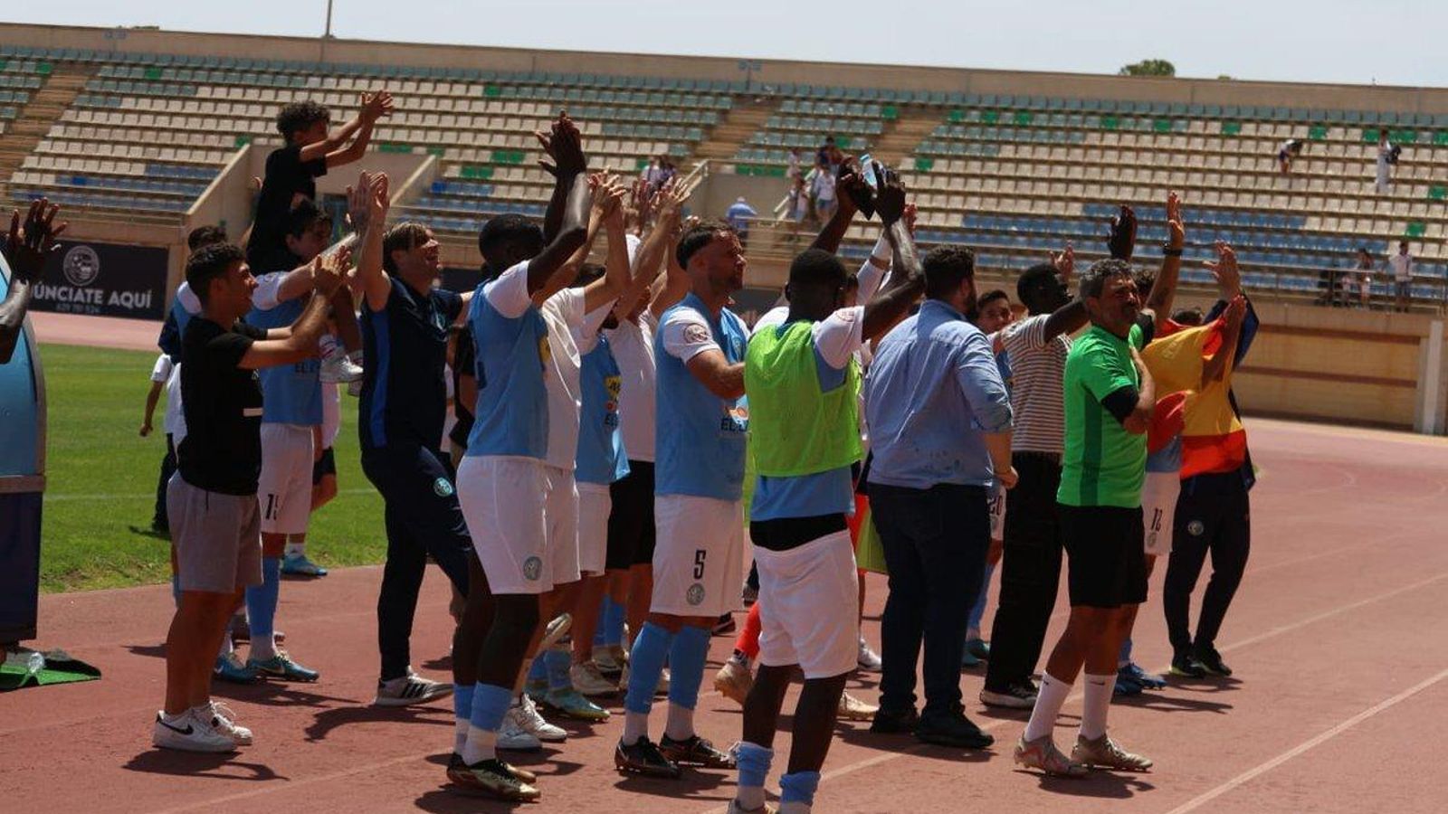 Los celestes aplauden a su afición tras la consecución de la permanencia en la quinta categoría del fútbol español.