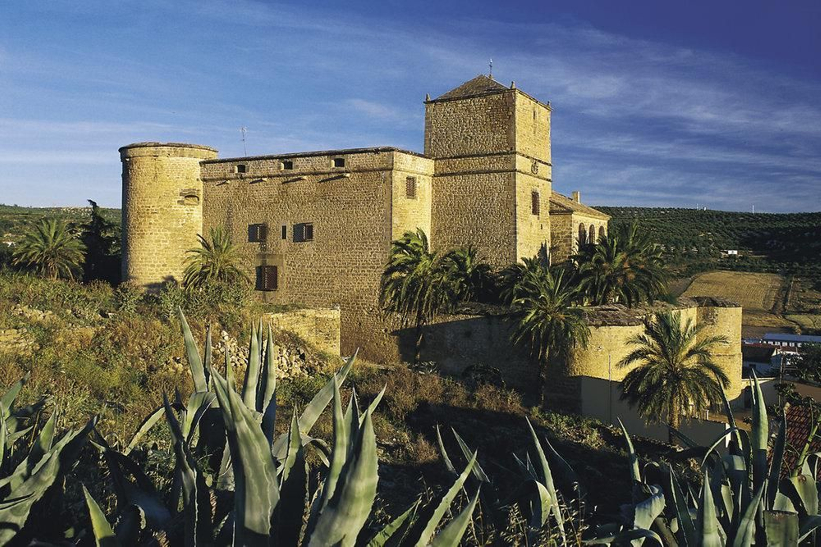 El Castillo de Canena es un edificio de estilo renacentista construido en el s. XVI, obra del arquitecto renacentista español Andrés de Vandelvira.