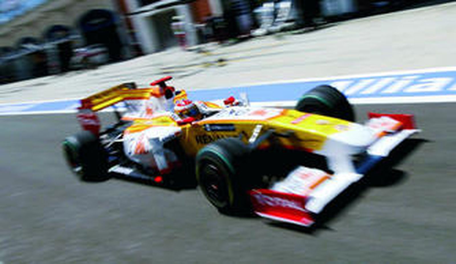 Alonso circula por el pit lane durante los entrenamientos oficiales de ayer.