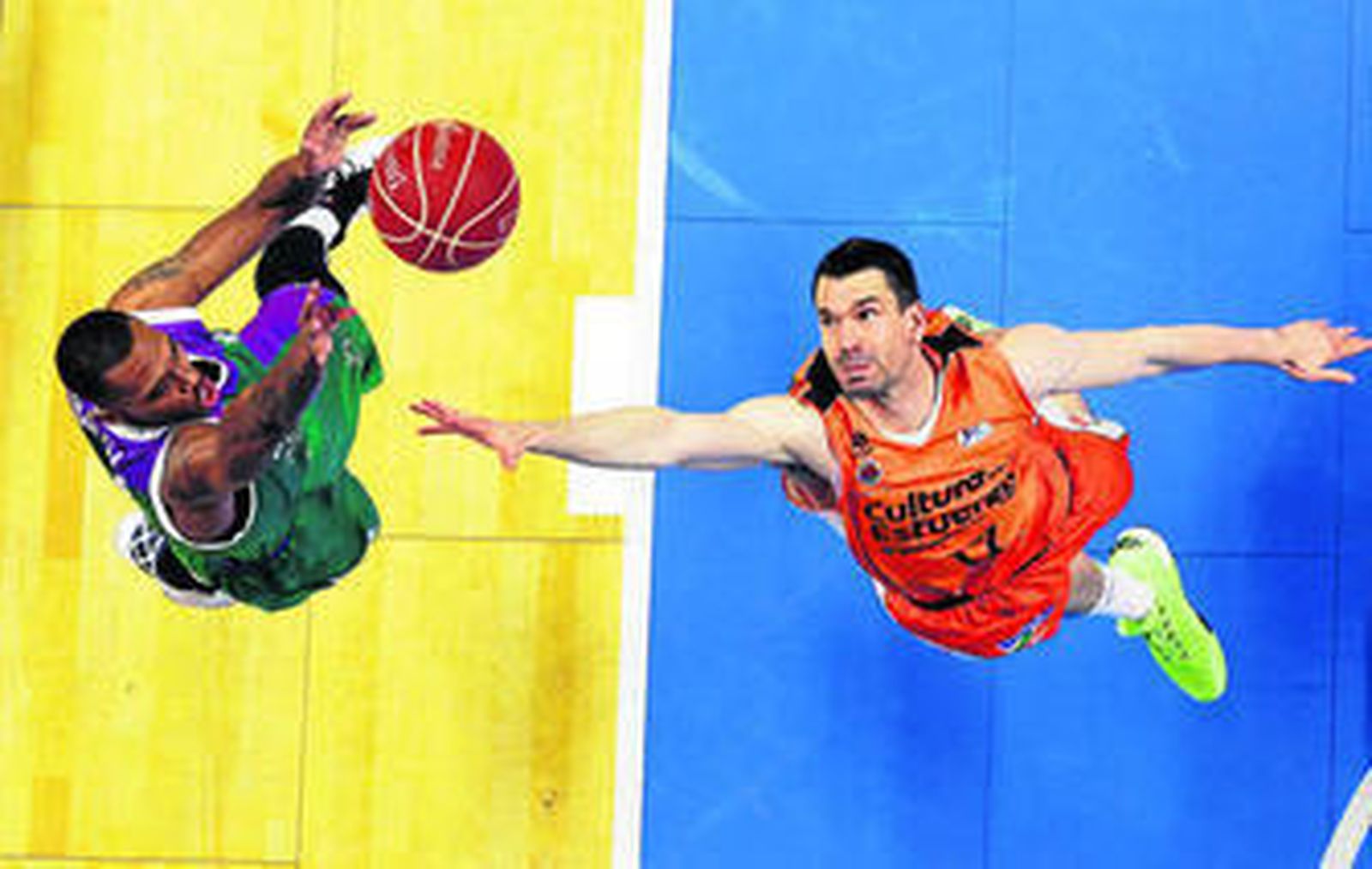 Will Thomas lanza ante Rafa Martínez en un partido de la pasada temporada.