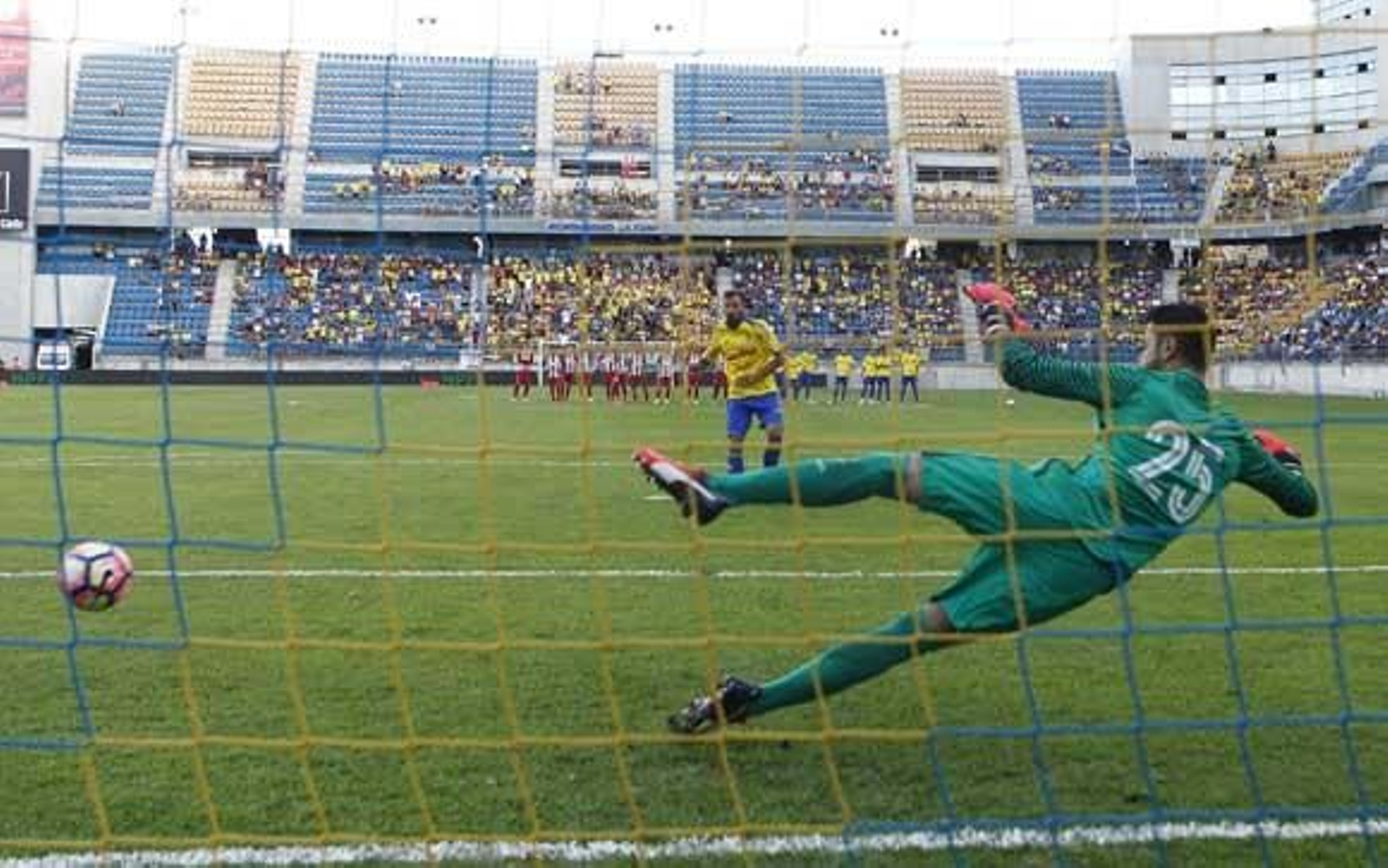 Aitor convierte uno de los lanzamientos del Cádiz desde los once metros. /Jesús Marín