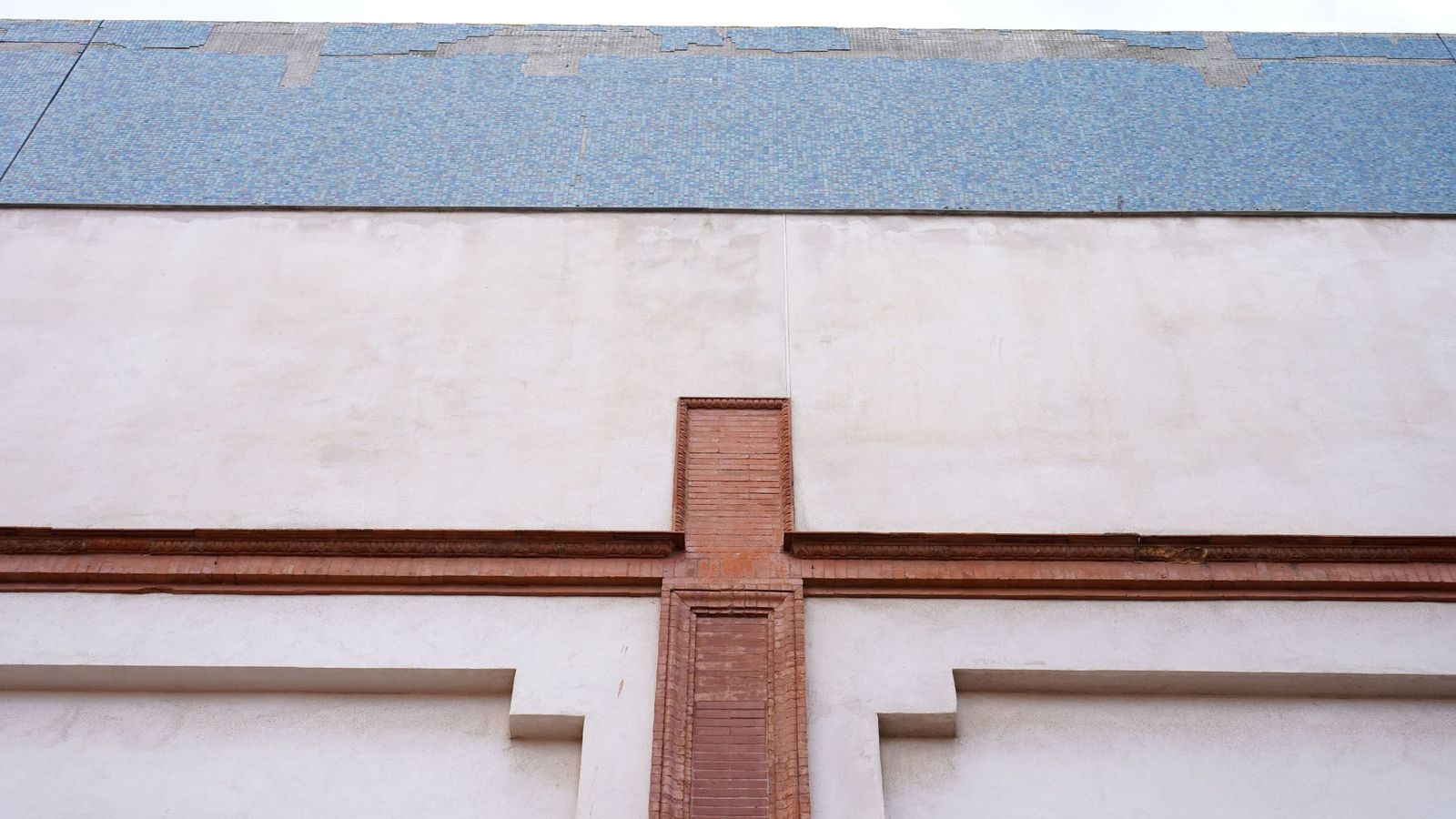 Deterioro de la fachada del Teatro Florida, con desprendimientos visibles de los azulejos de cerámica vidriada.