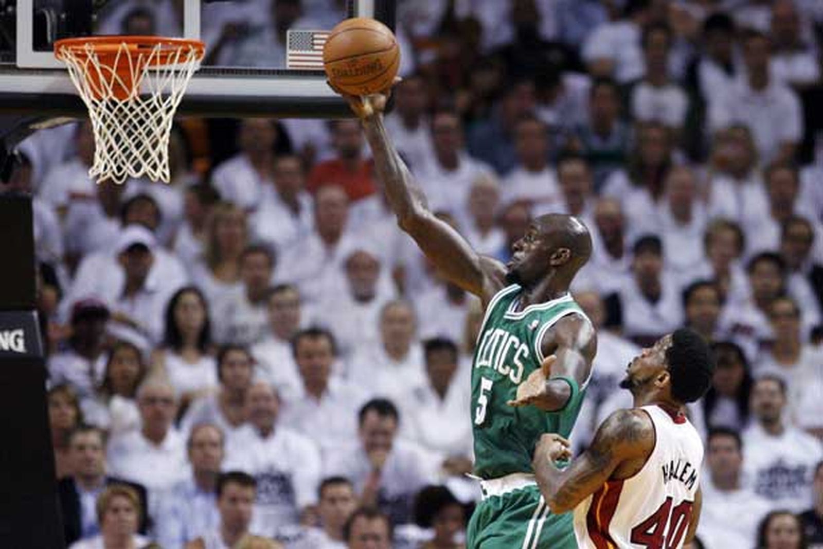 Garnett pone a los Celtics a un triunfo de las finales