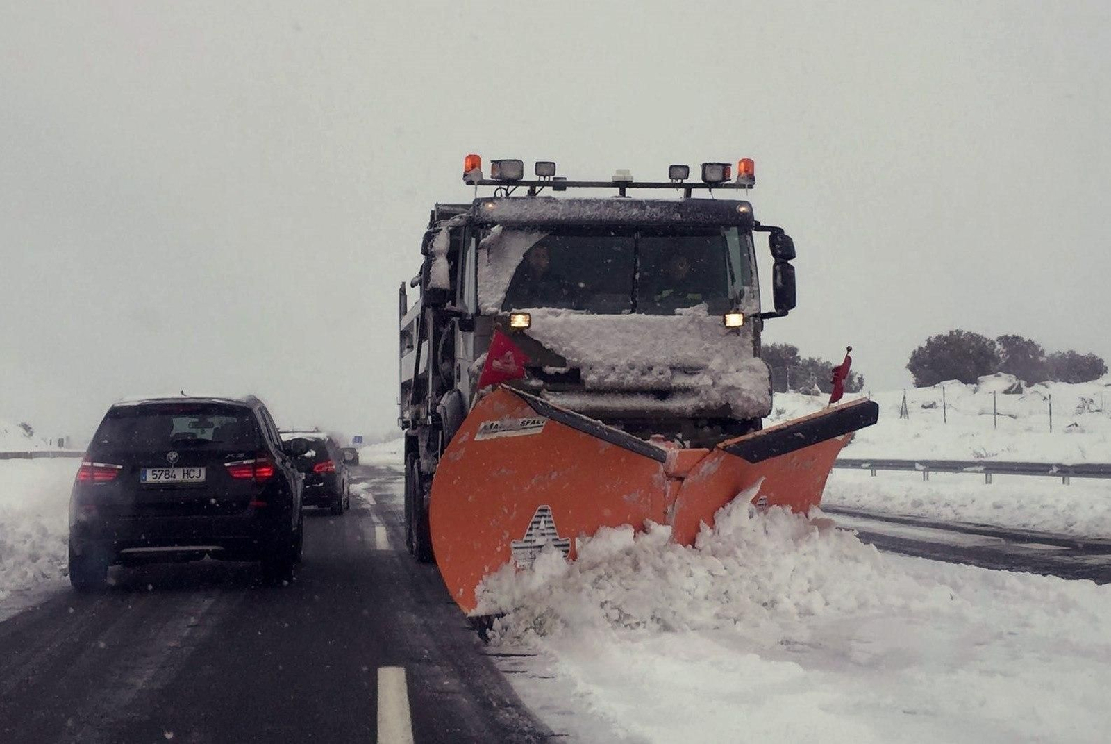 El temporal deja atrapadas en sus coches durante horas a numerosas familias en las carreteras españolas