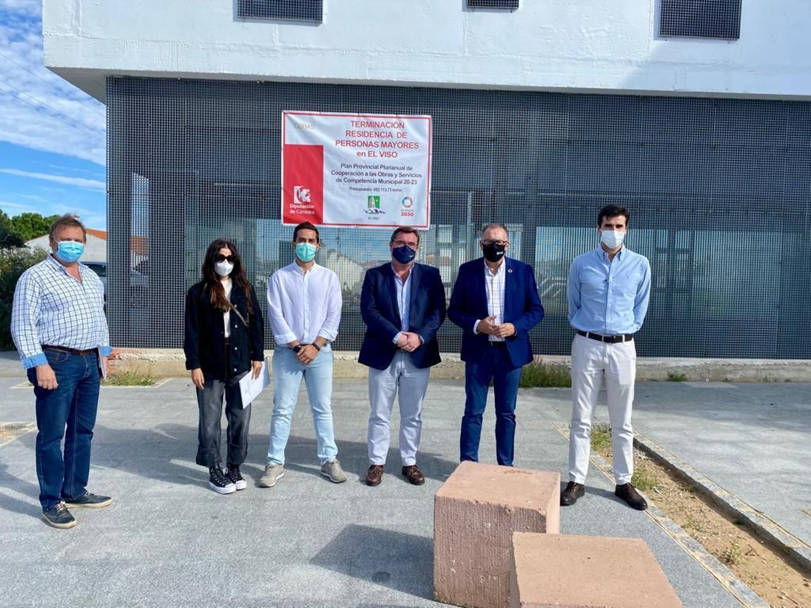 Representantes institucionales frente a la residencia de personas mayores de El Viso.