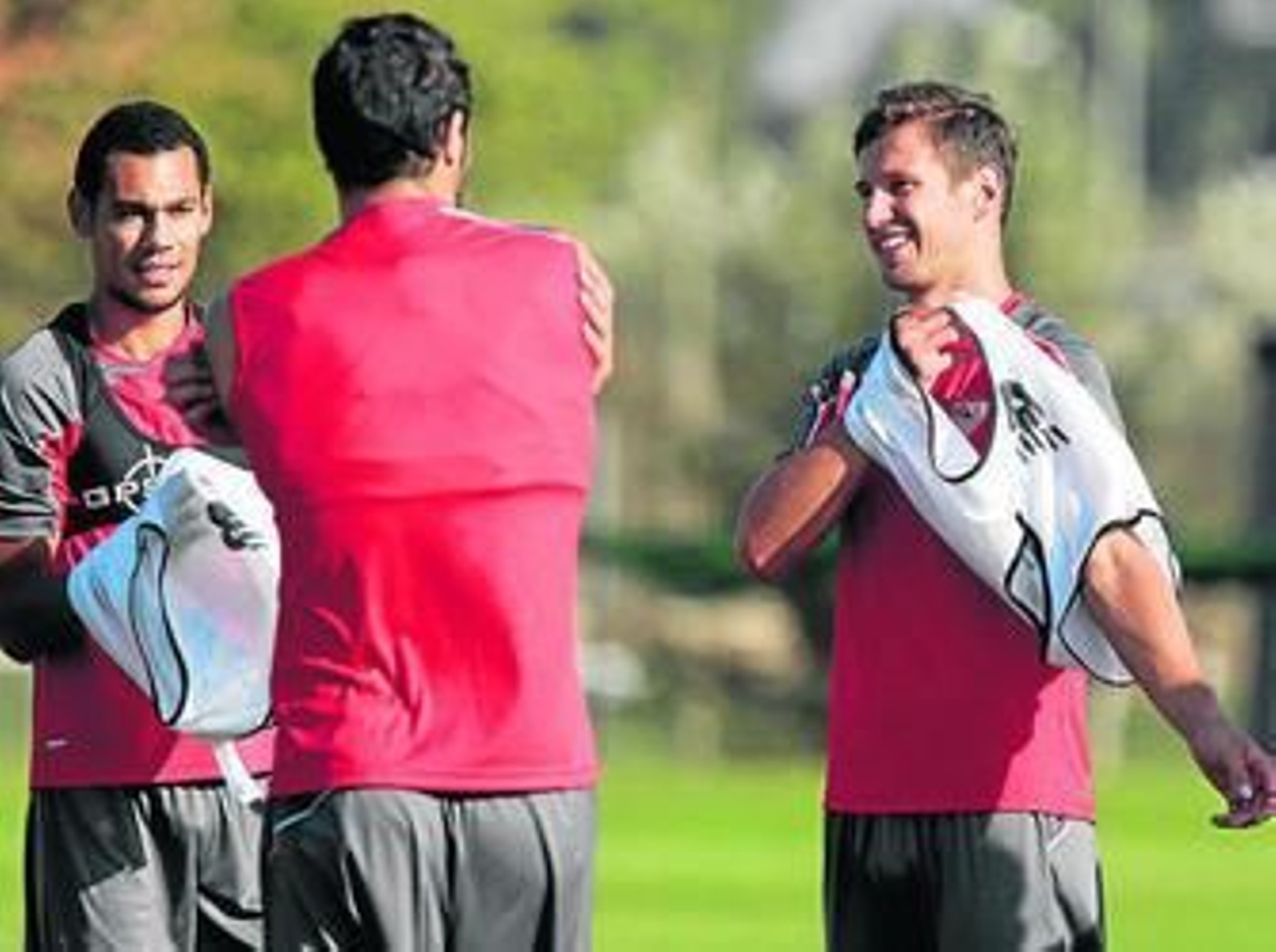 Krychowiak dialoga sonriente con Iborra ante Kolodziejczak.