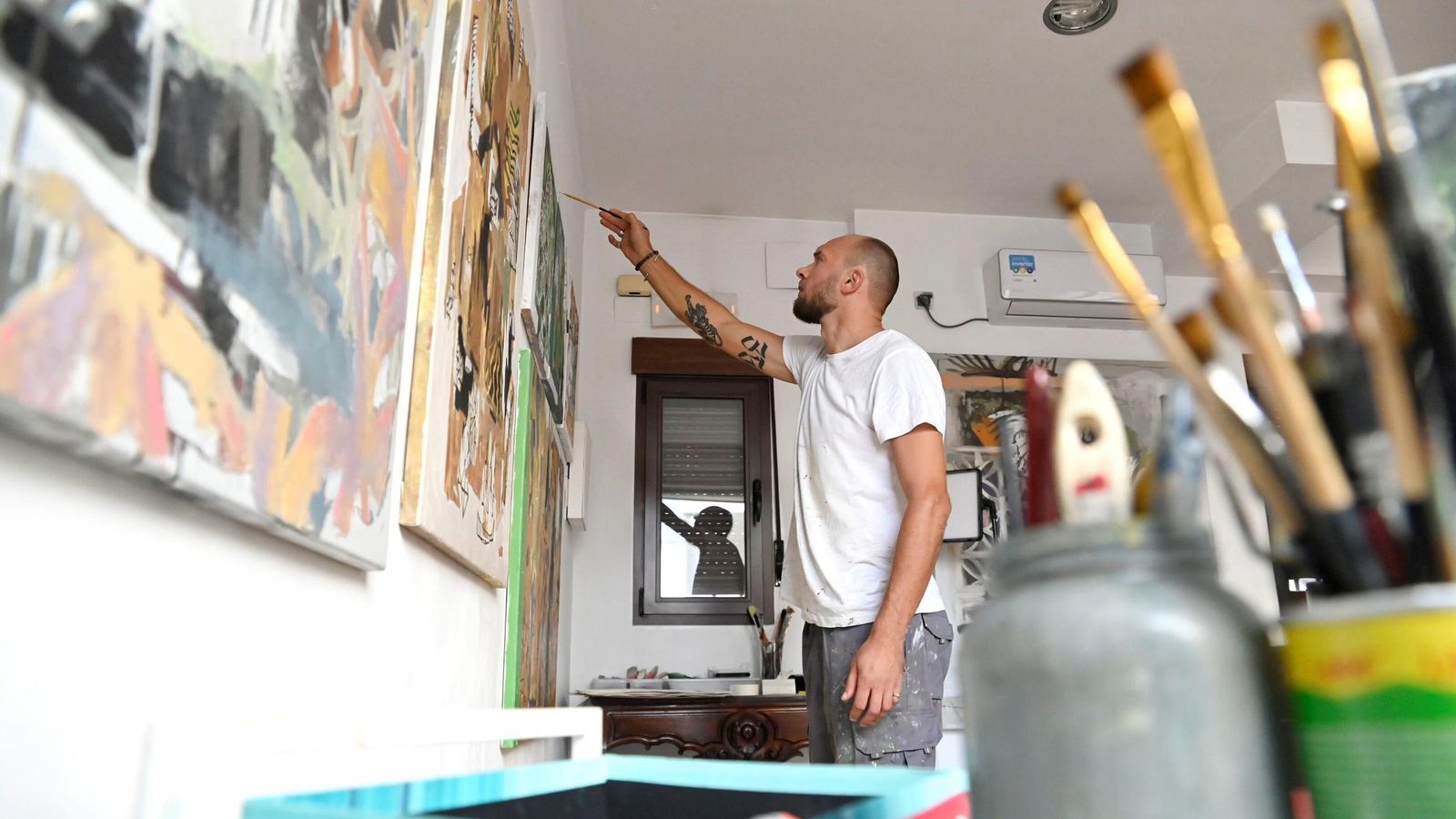 Mikhail Korobkov pintando una de sus obras.