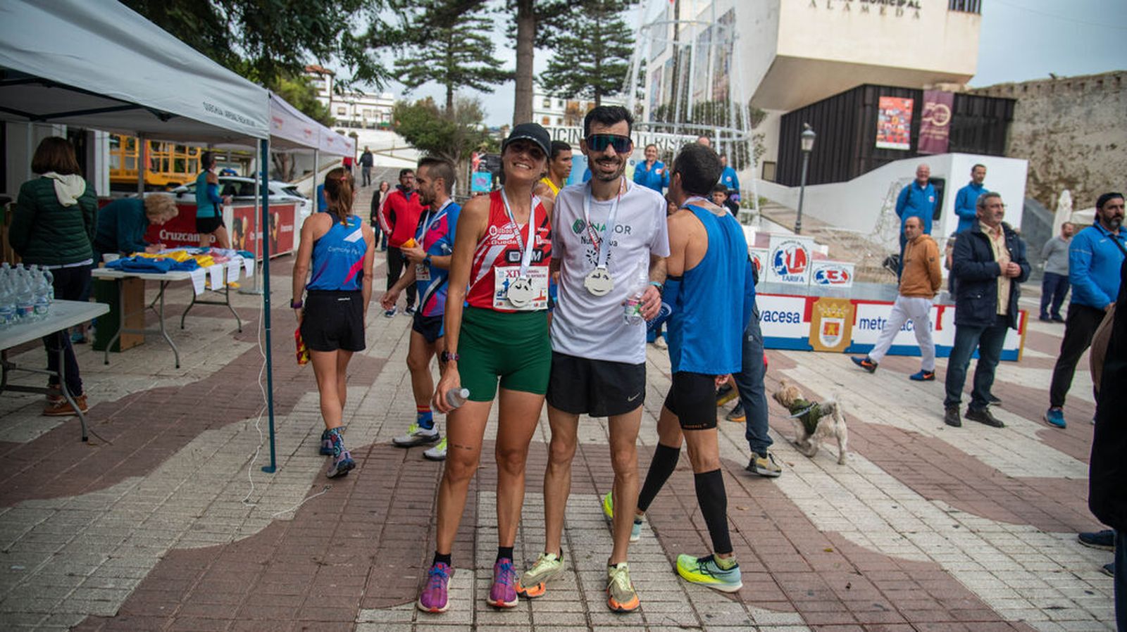 Gema Martín Borgas y Bilal Marhoum, con sus medallas de oro, en La Alameda