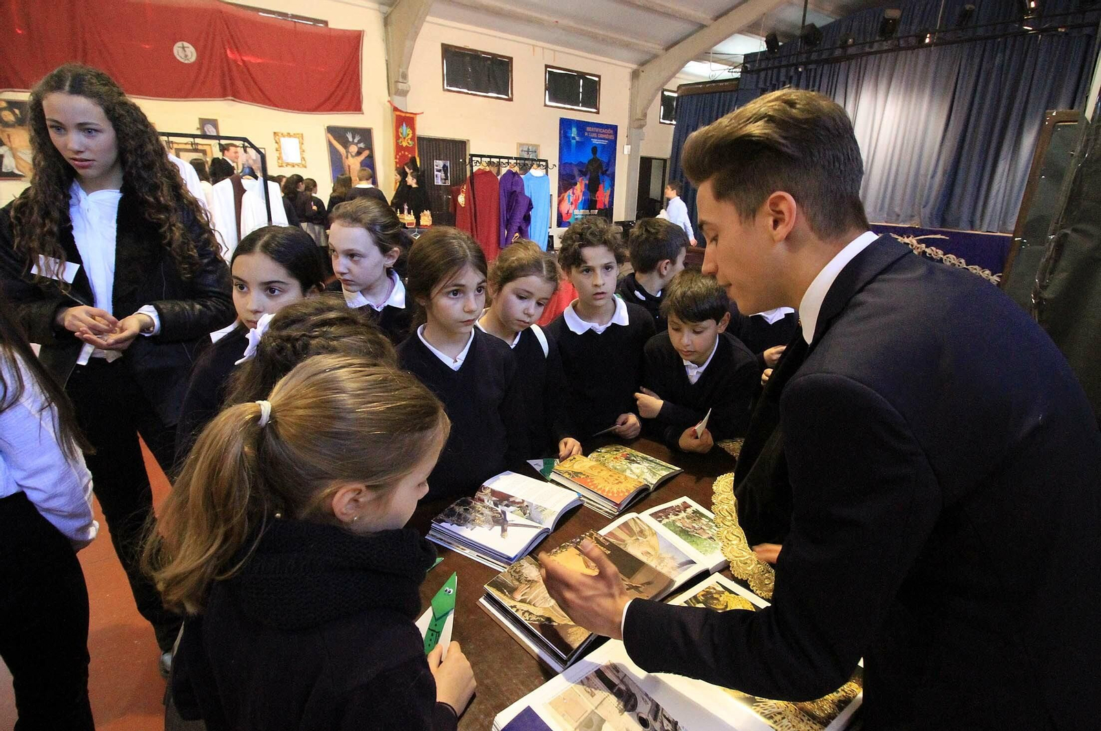 Alumnado del colegio Santo Ángel, durante una muestra cofrade celebrada en el centro.