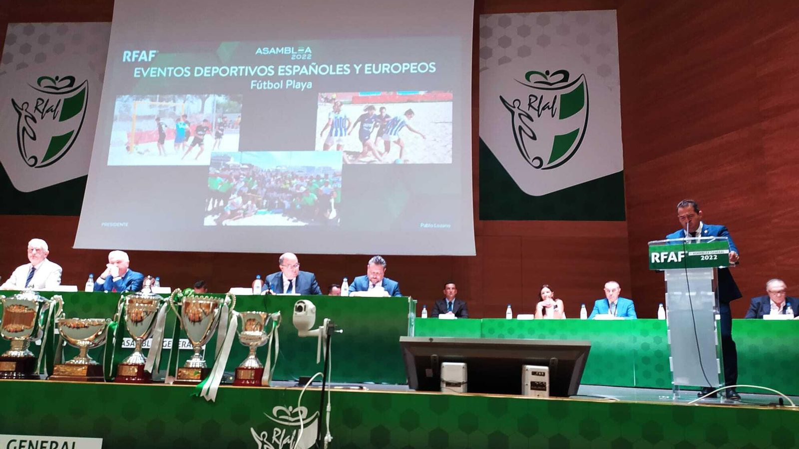 Pablo Lozano, presidente de la RFAF, dirigiéndose a los asamblearios.