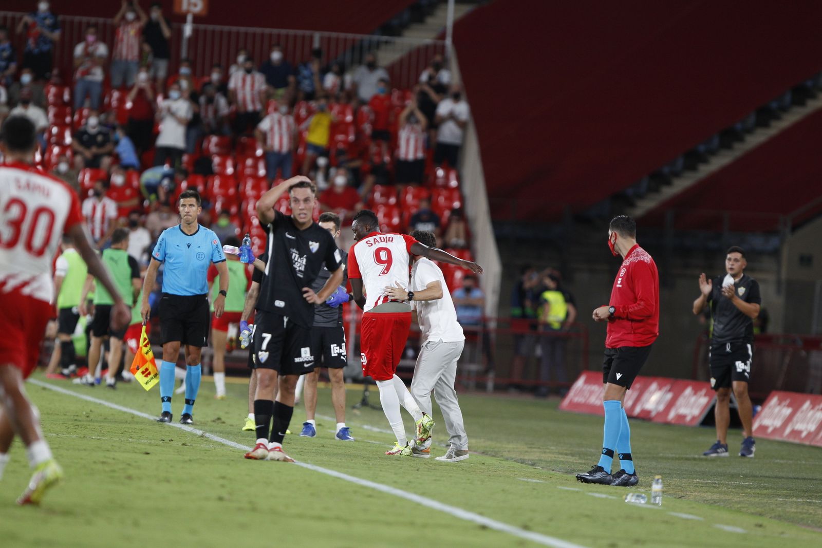Sadiq celebra con alegría con Rubi el 1-0.
