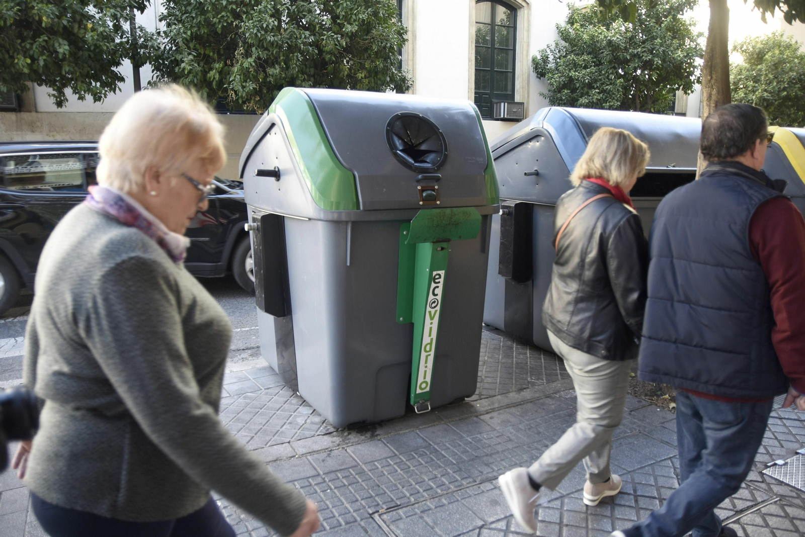 Uno de los contenedores de vidrio que Sadeco tiene ubicados en el centro de la ciudad.