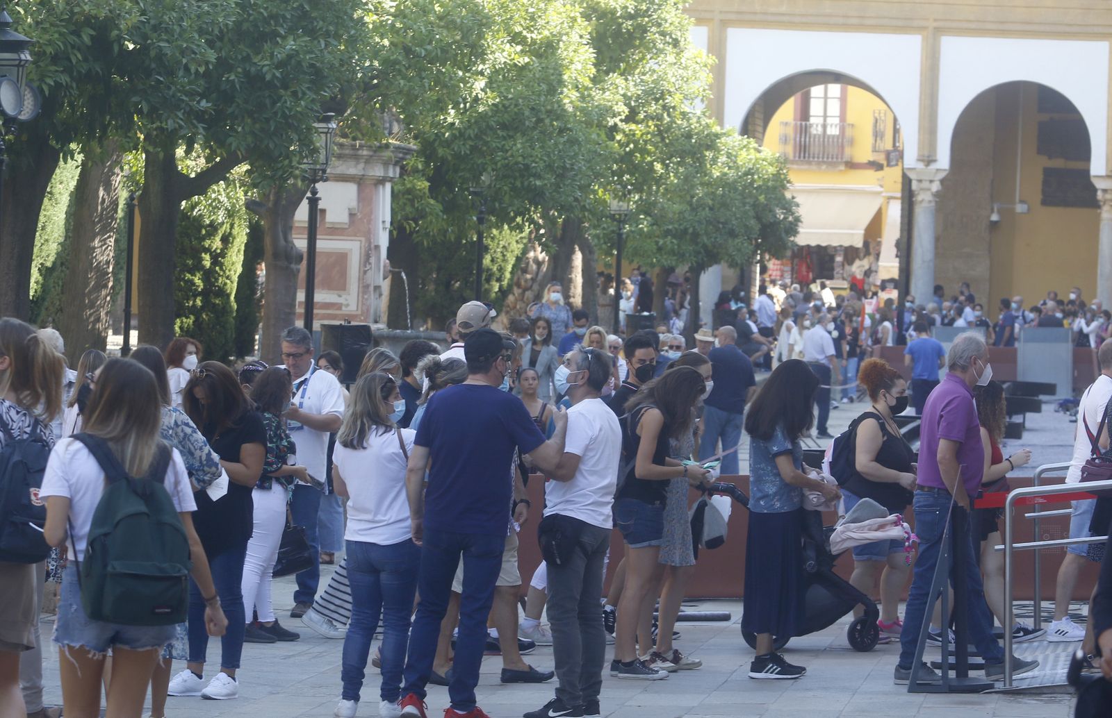 Lleno al completo en Córdoba en el puente del Pilar