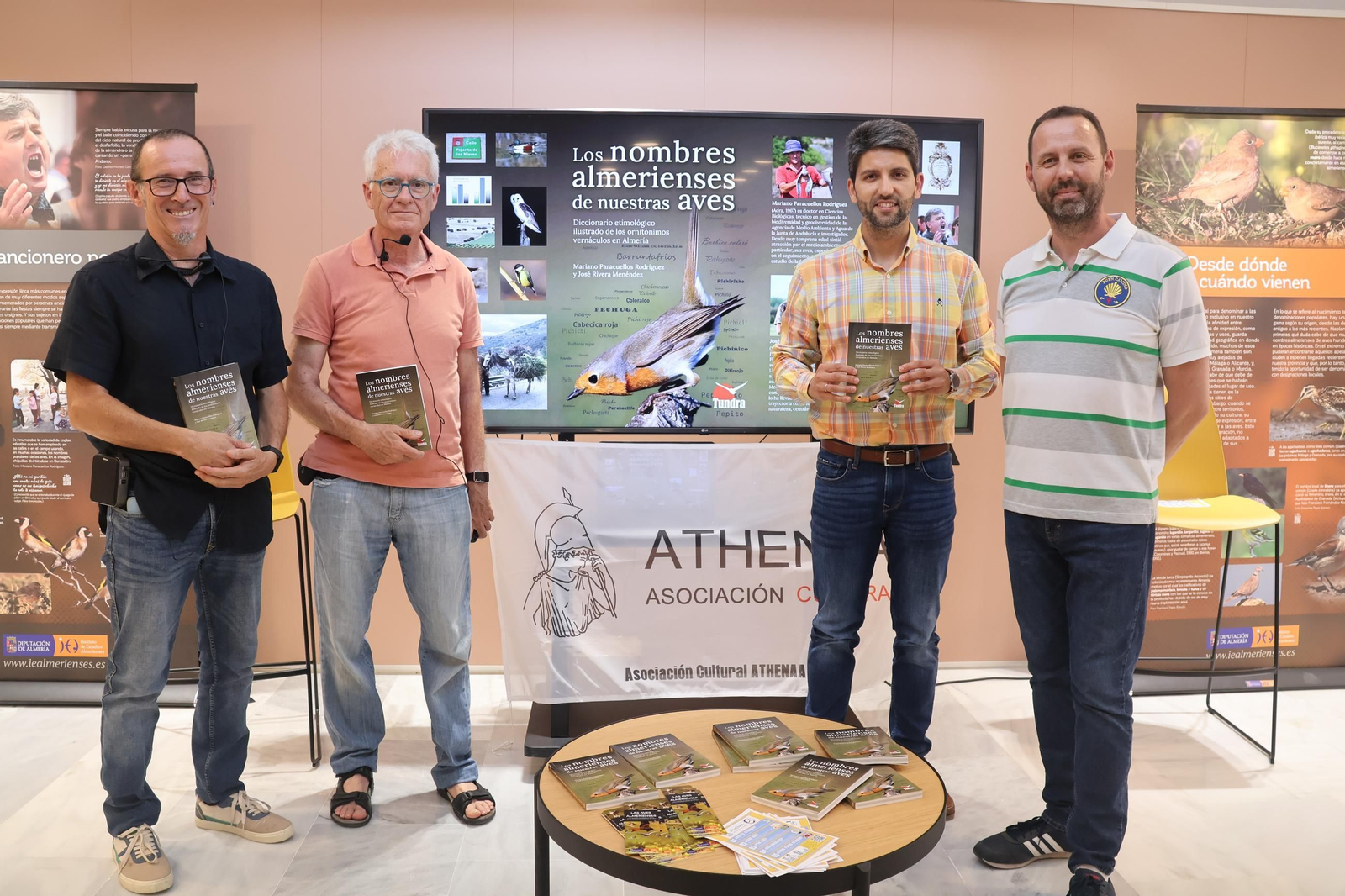 El concejal Javier Rodríguez con los autores de la obra. El concejal Javier Rodríguez con los autores de la obra.