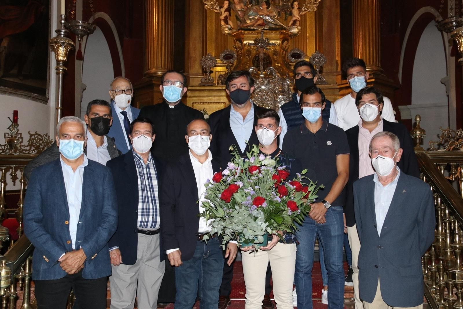 La delegación del Córdoba CF, ante el altar de la Iglesia del Juramento.