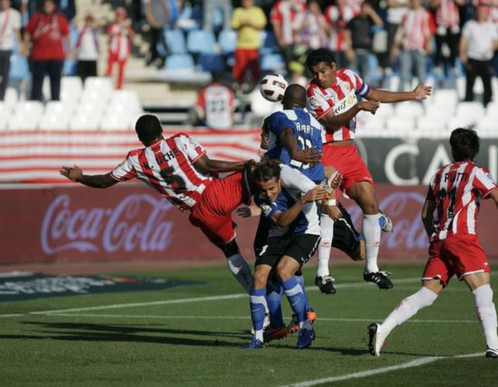 El Almería empata en casa 1-1 ante el Hércules. / Javier Alonso