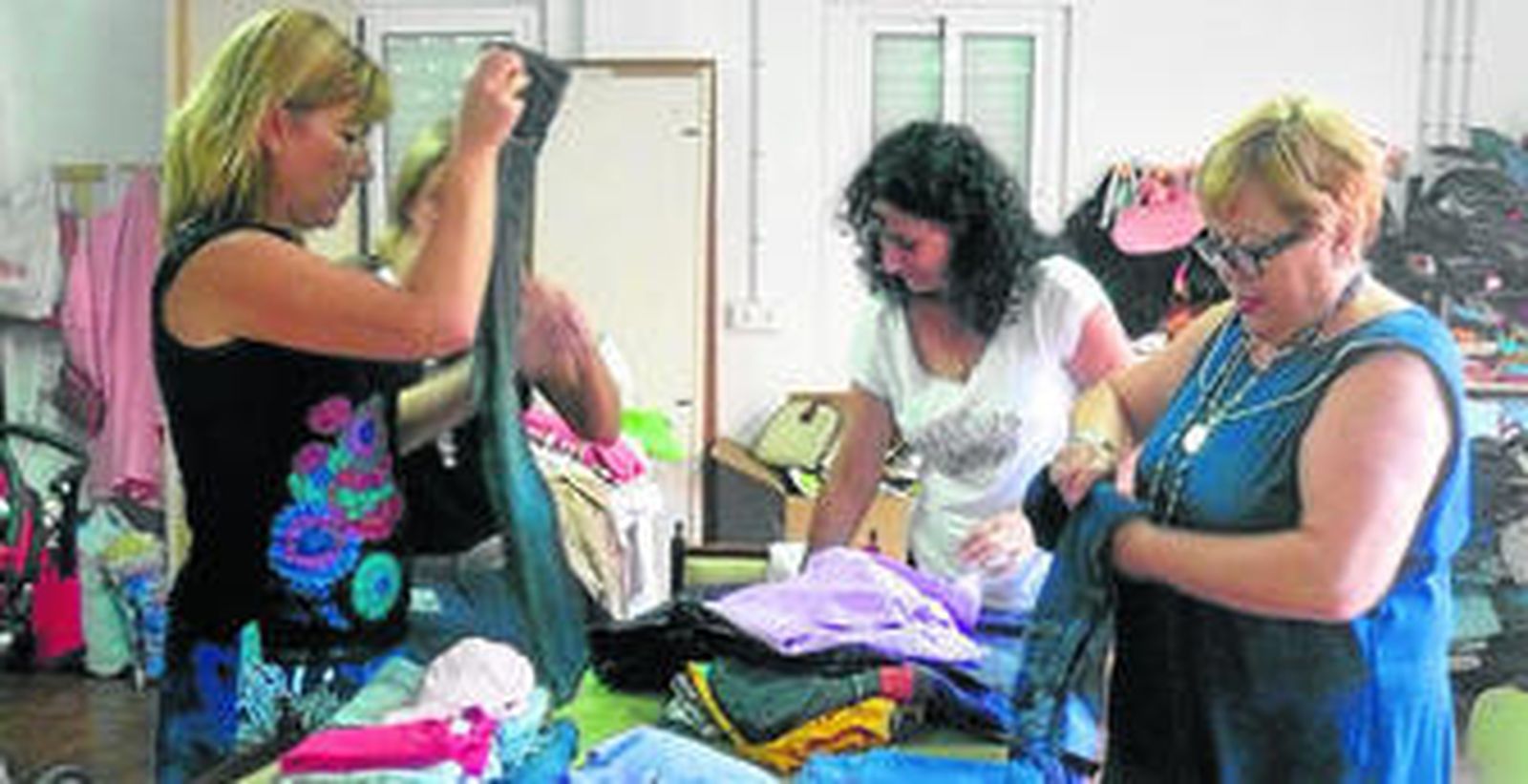 El intercambio de ropa, en el banco que se ha creado en Viator, es pionero en la provincia de Almería.