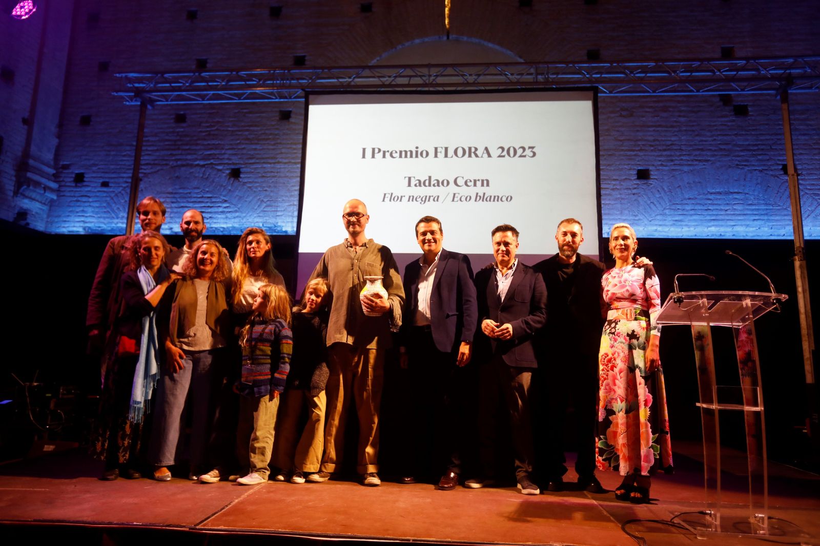 Tadao Cern recoge el premio que lo acredita como ganador de Flora 2023.