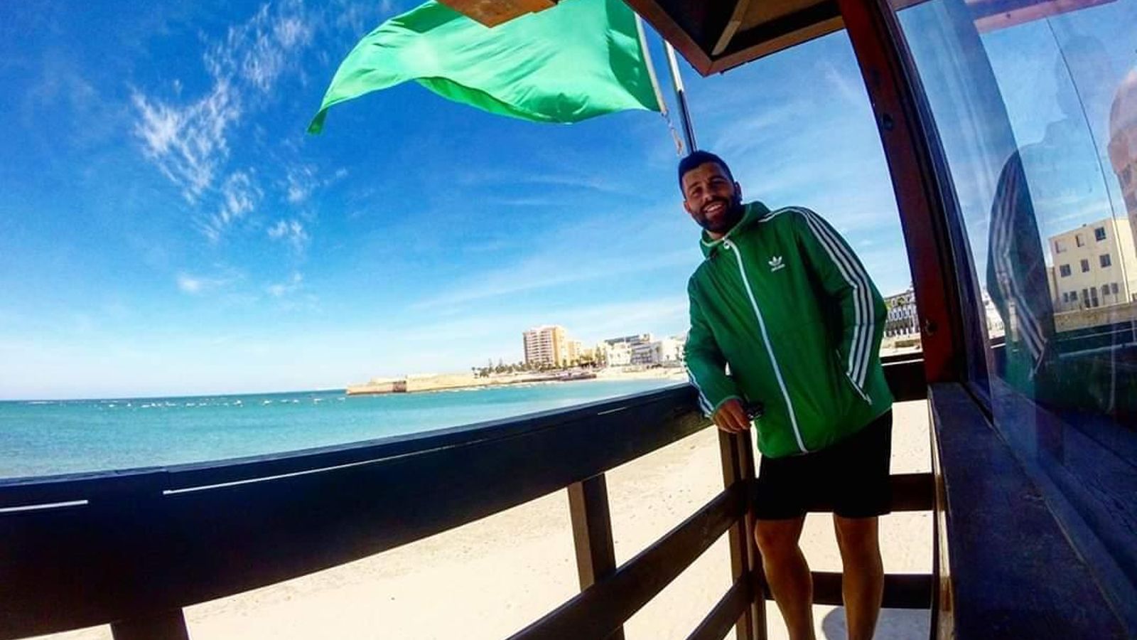 Juan ‘Ardentía’, el ‘Speaker de La Caleta’, en la torreta de vigilancia de la playa viñera.