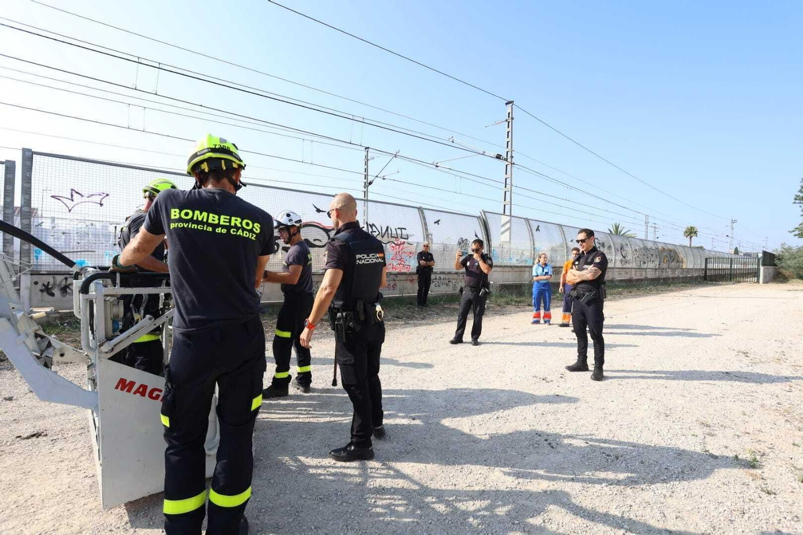 Rescate de un anciano desorientado en las vías del tren