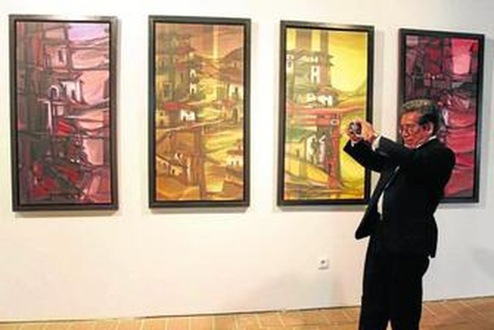 Algunos de los cuadros de la exposición que se muestra en el Castillo de Santa Catalina.