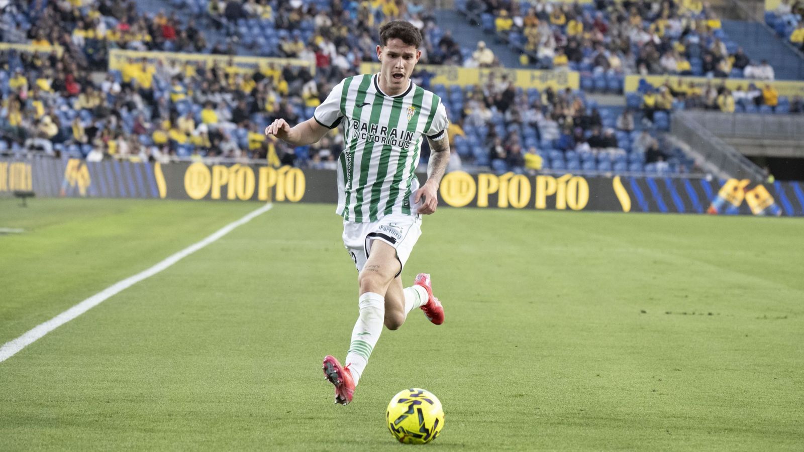 Trilli controla el balón en su estreno con el Córdoba CF en Las Palmas de Gran Canaria.