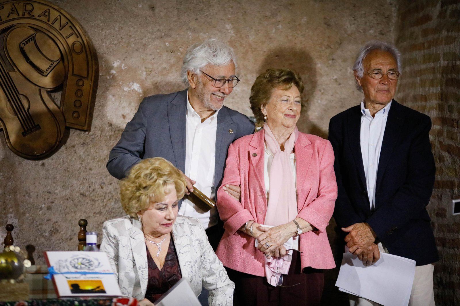 Entrega de Anagrama de Oro y Brillantes de la Ciudad de Almería a Andrés Caparrós en imágeness