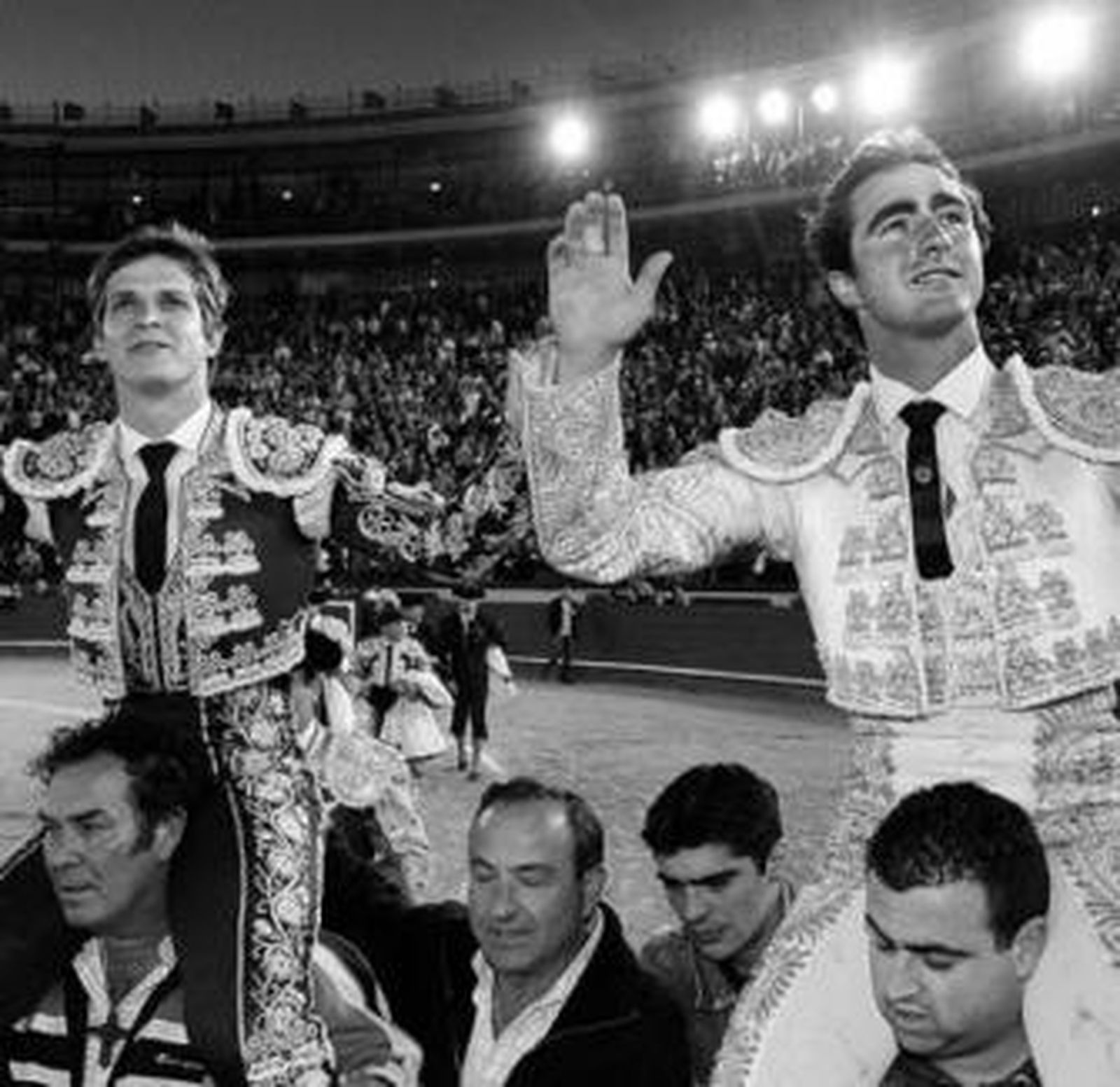 El Juli y El Fandi son paseados a hombros en la plaza de Valencia.