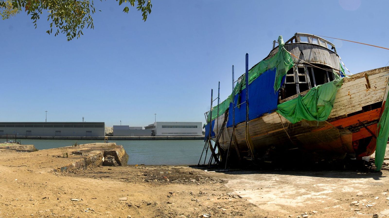 El barco, en el varadero portuense tres años después de su hundimiento.