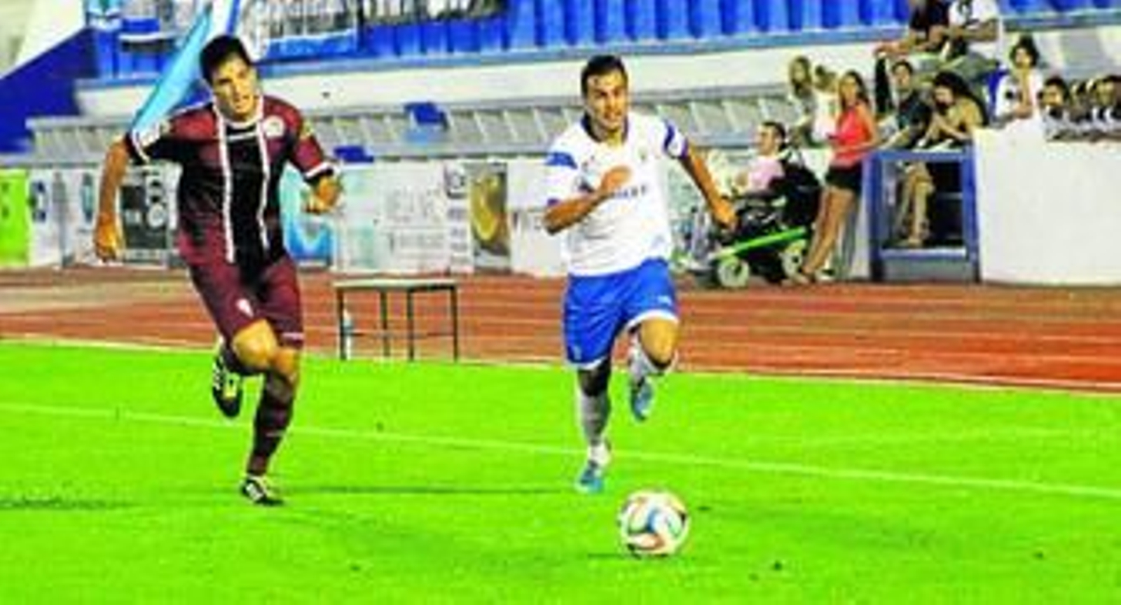Carlos Portero intenta marcharse de un jugador cordobesista.