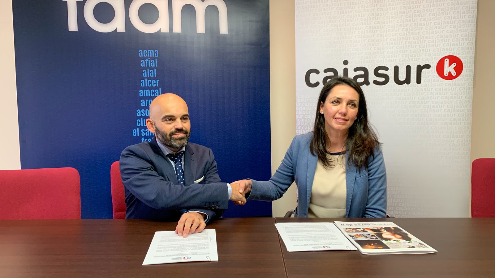Valentín Sola y Gema Natoli, durante la firma del convenio.