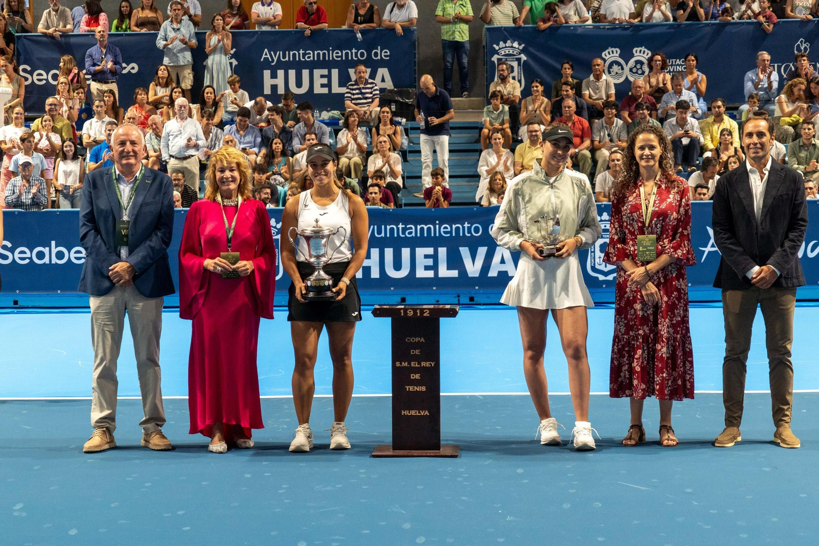 Imágenes de la final femenina de la Copa del Rey de tenis de Huelva entre Jesica Bouzas y Paula Badosa