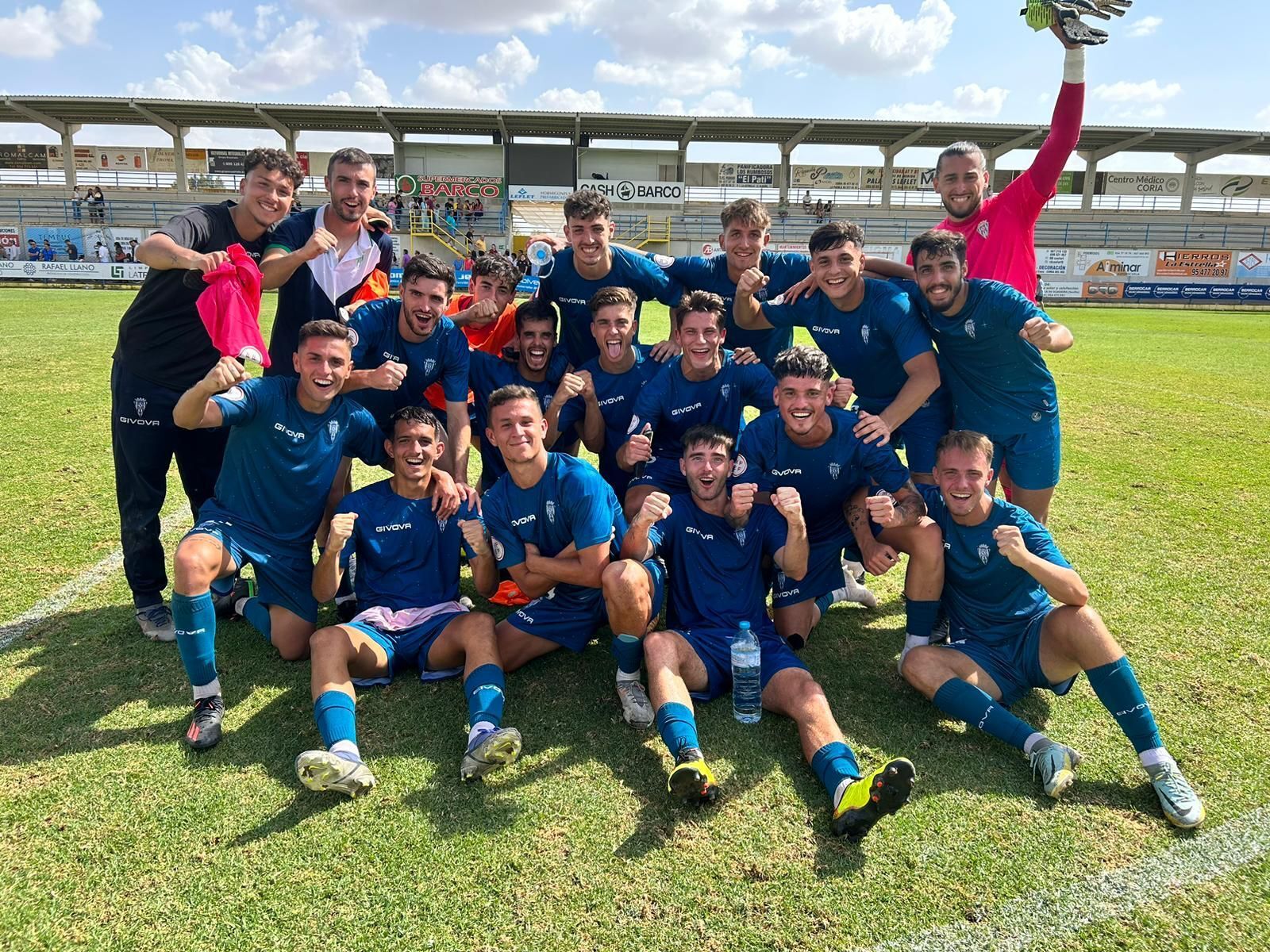 Los jugadores del Córdoba B celebran la victoria en Coria.