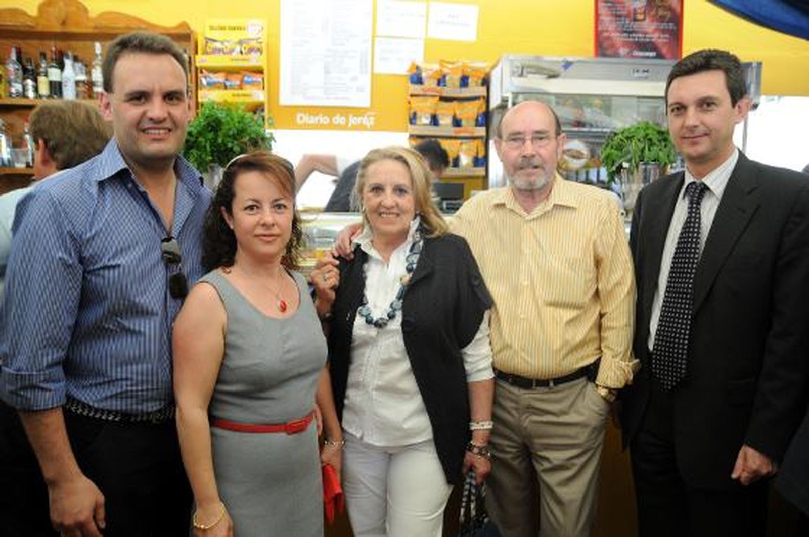 Javier Nogueira y su esposa María del Carmen, con Francisco Nogueira y su mujer Rosario Vázquez, de Distribuciones Nogueira, junto a Miguel Berraquero.


Foto: Manuel Aranda