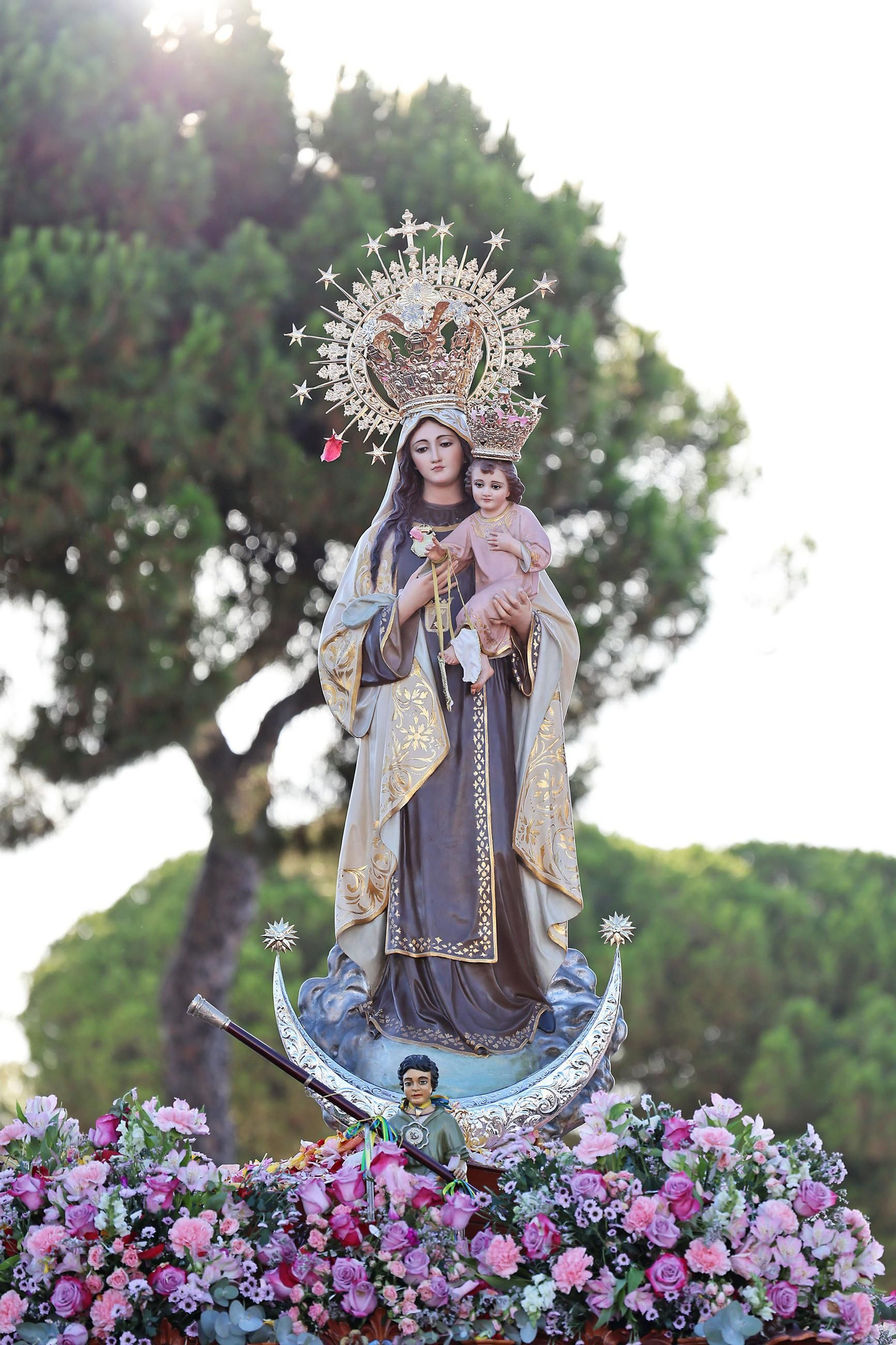 Imágenes de la Virgen del Carmen procesionando en Punta Umbría