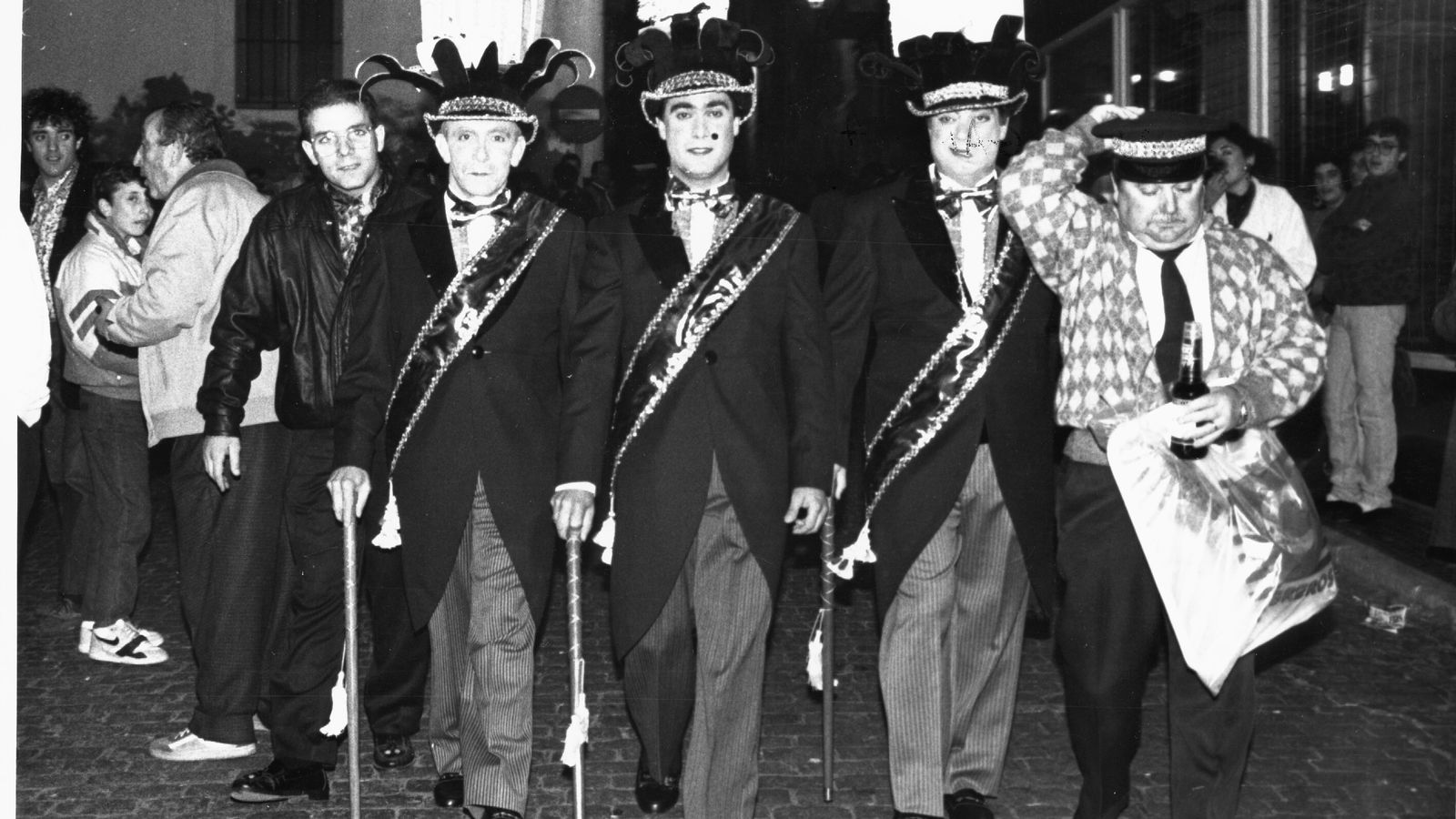 El cuarteto 'Marías de la Bahía' (1990) haciendo pasacalles.