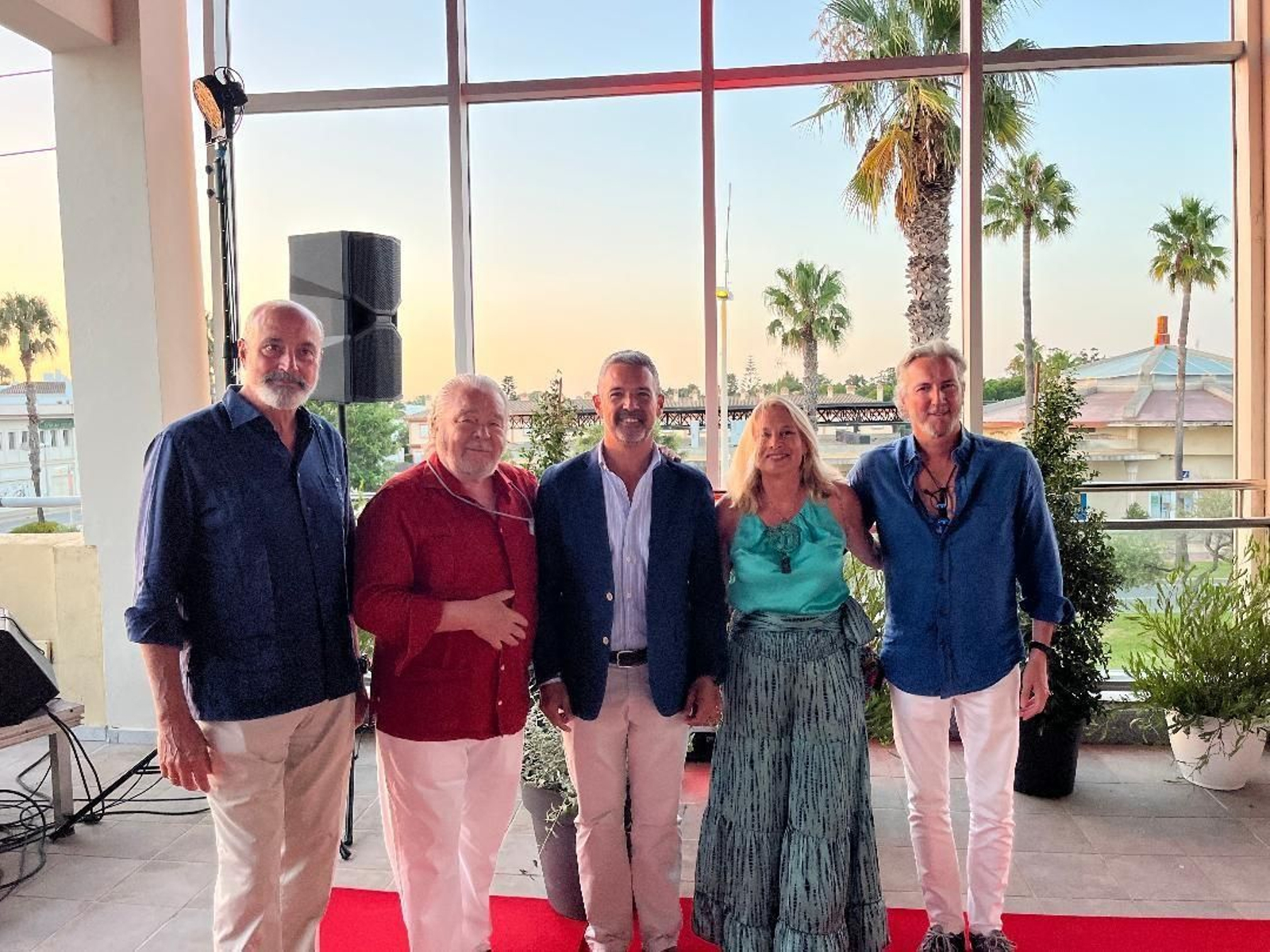 El alcalde de Rota José Javier Ruiz Arena con los duques de Infantado, duque de Ahumada, y marqués de Cea, durante el festejo.